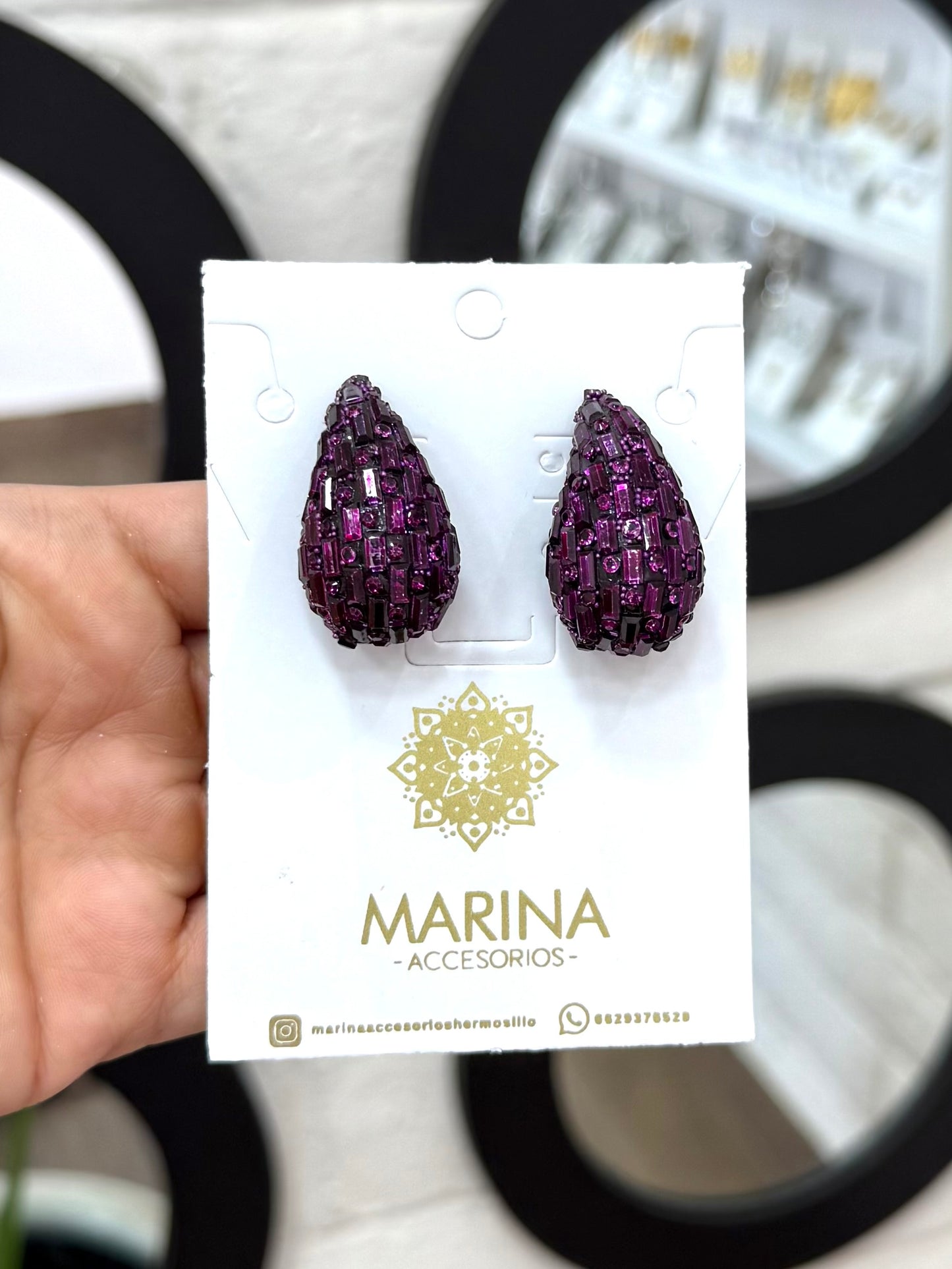 Aretes de pedrería morado