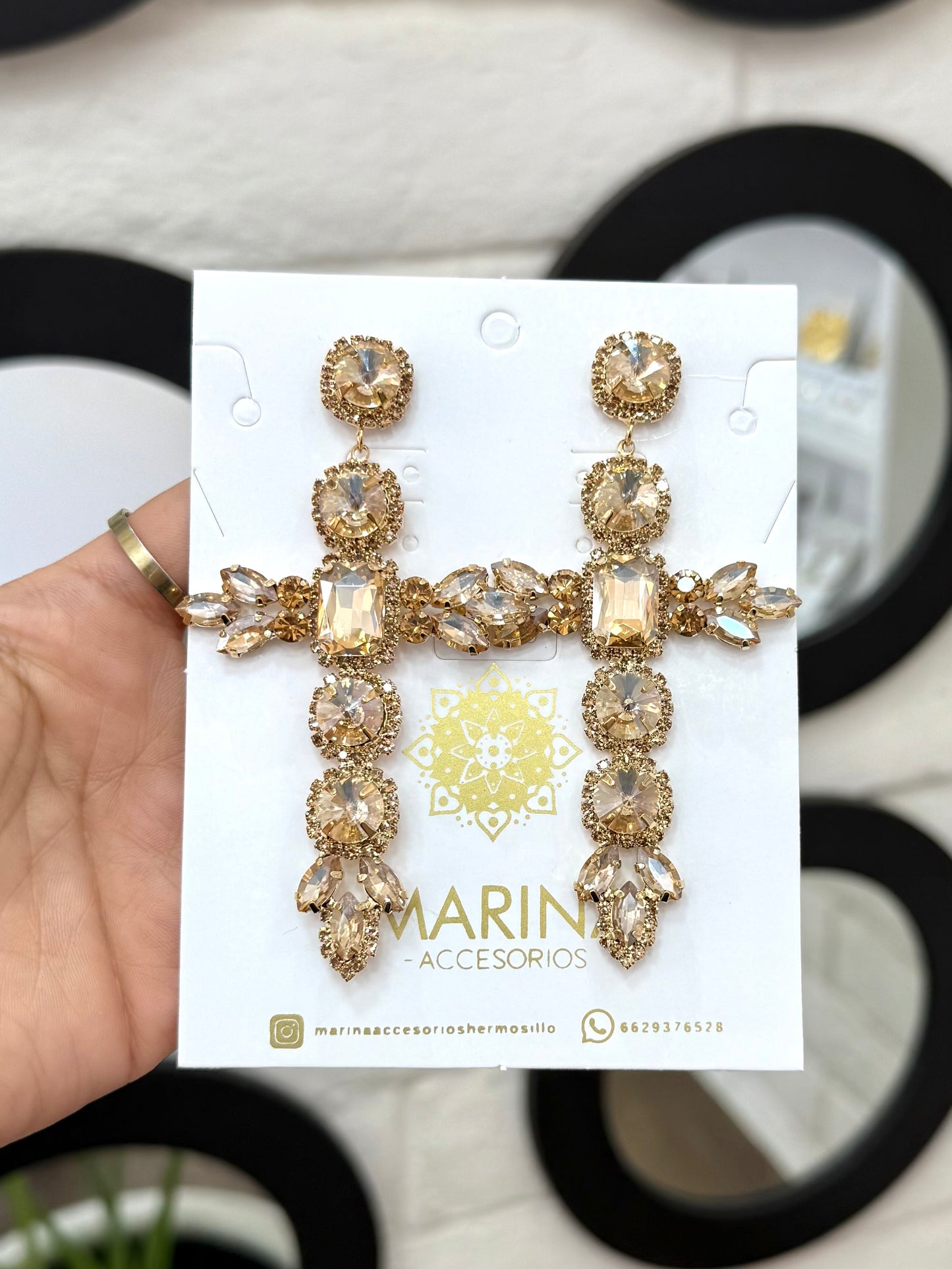 Aretes de pedrería dorados