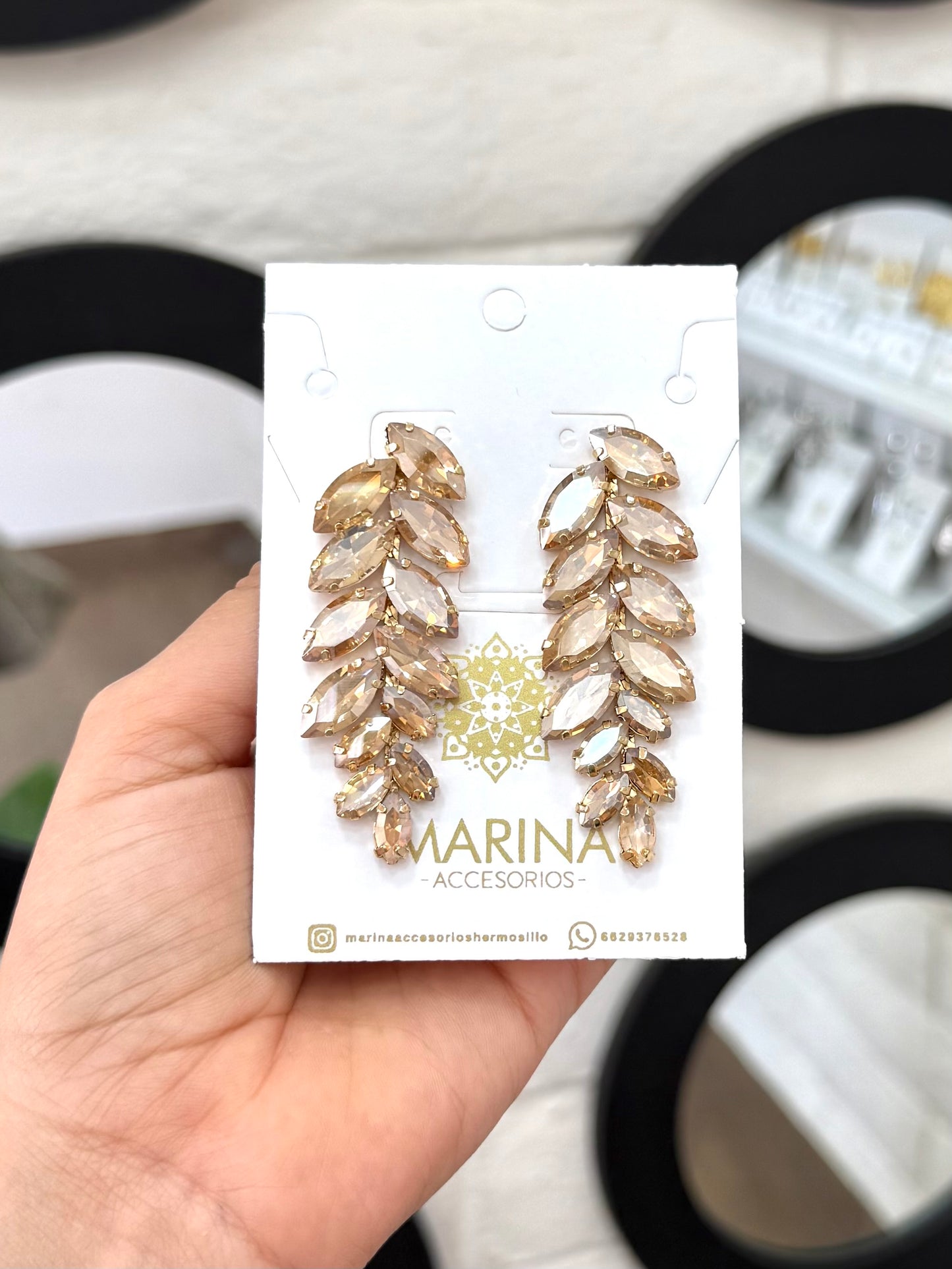 Aretes de pedrería dorados