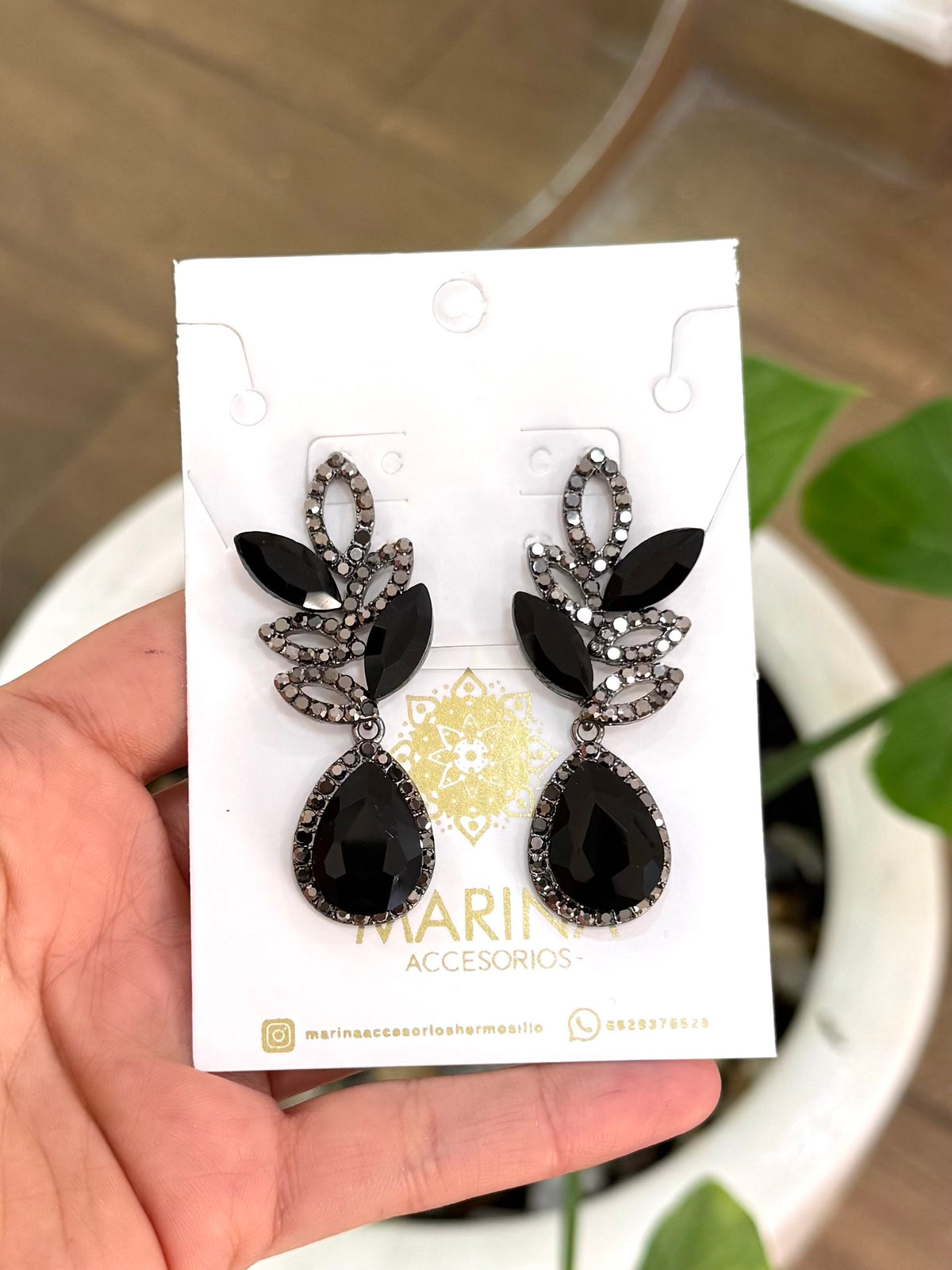 Aretes de pedrería negros
