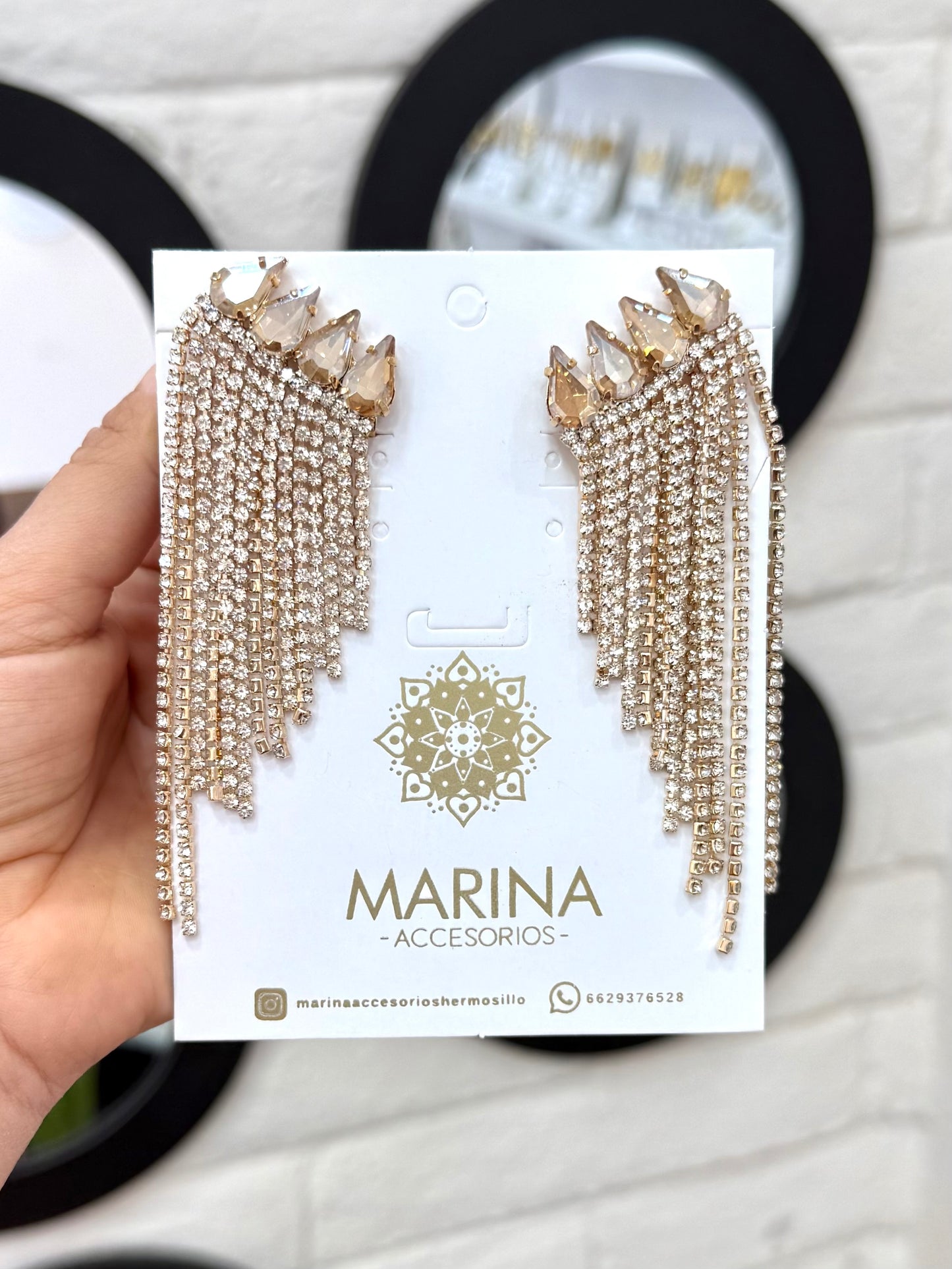 Aretes de pedrería dorados