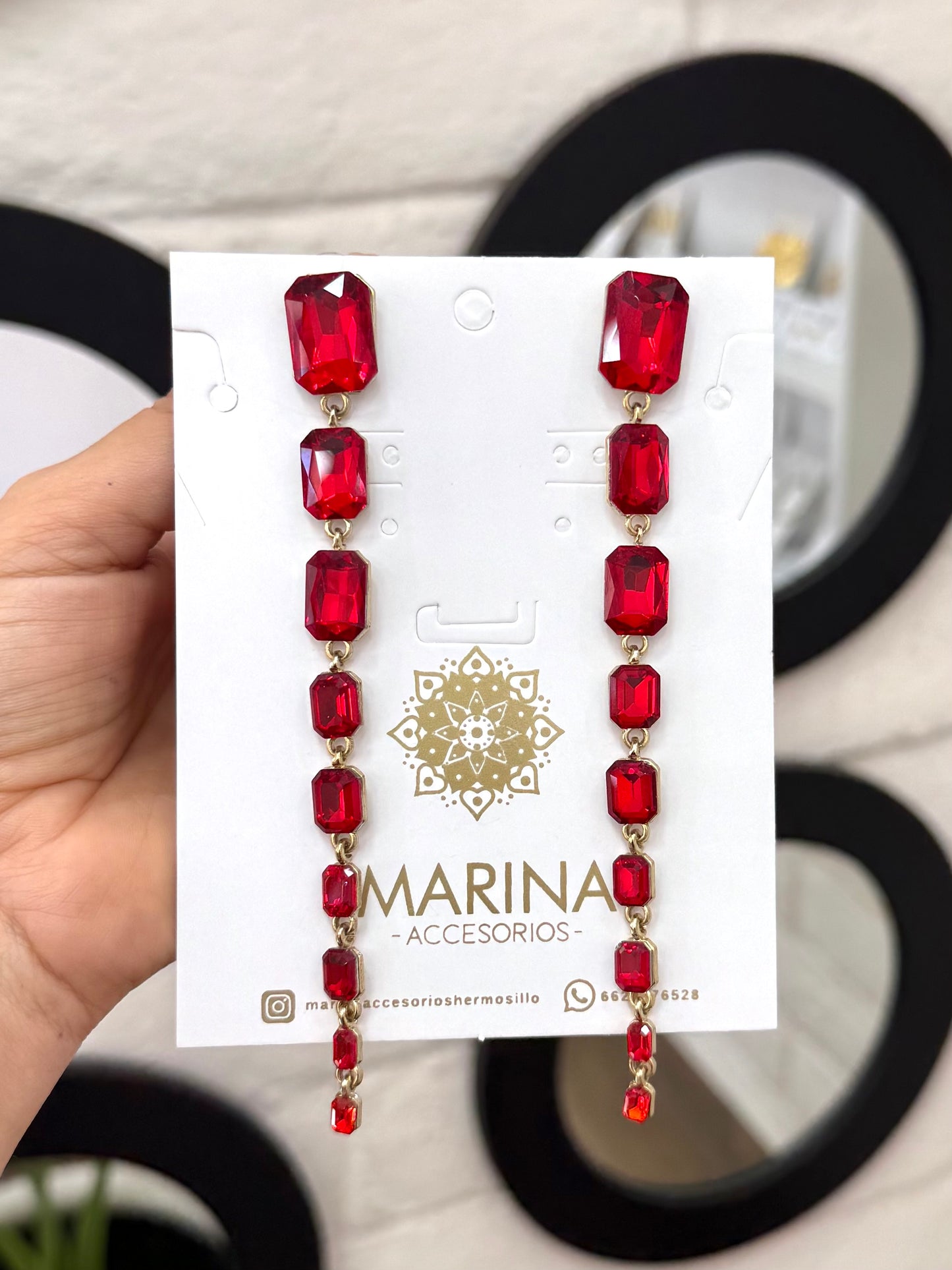 Aretes de pedrería rojo