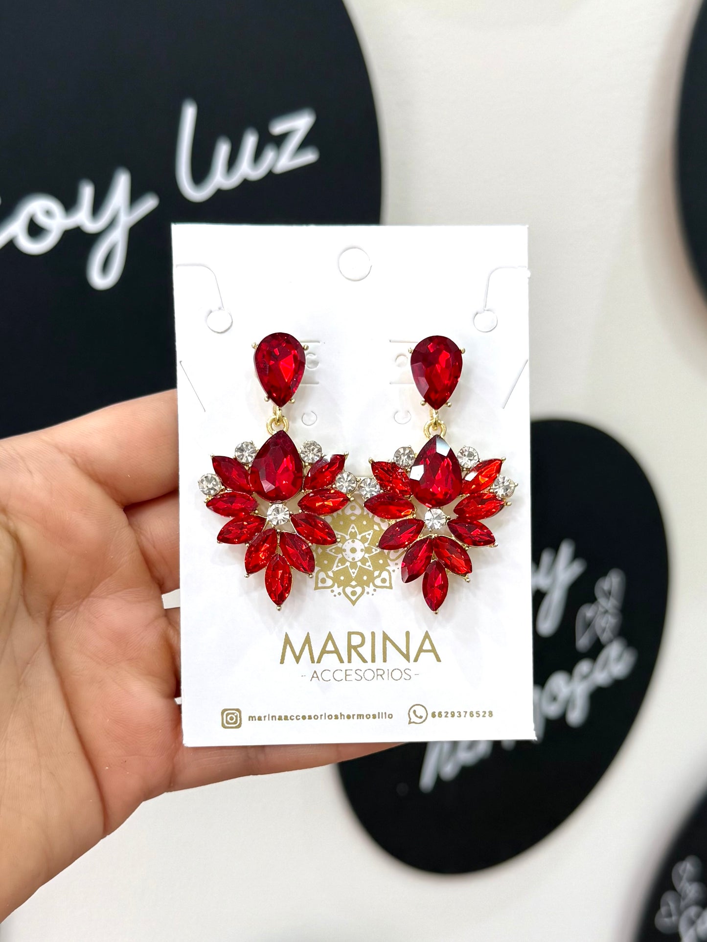 Aretes de pedrería rojo