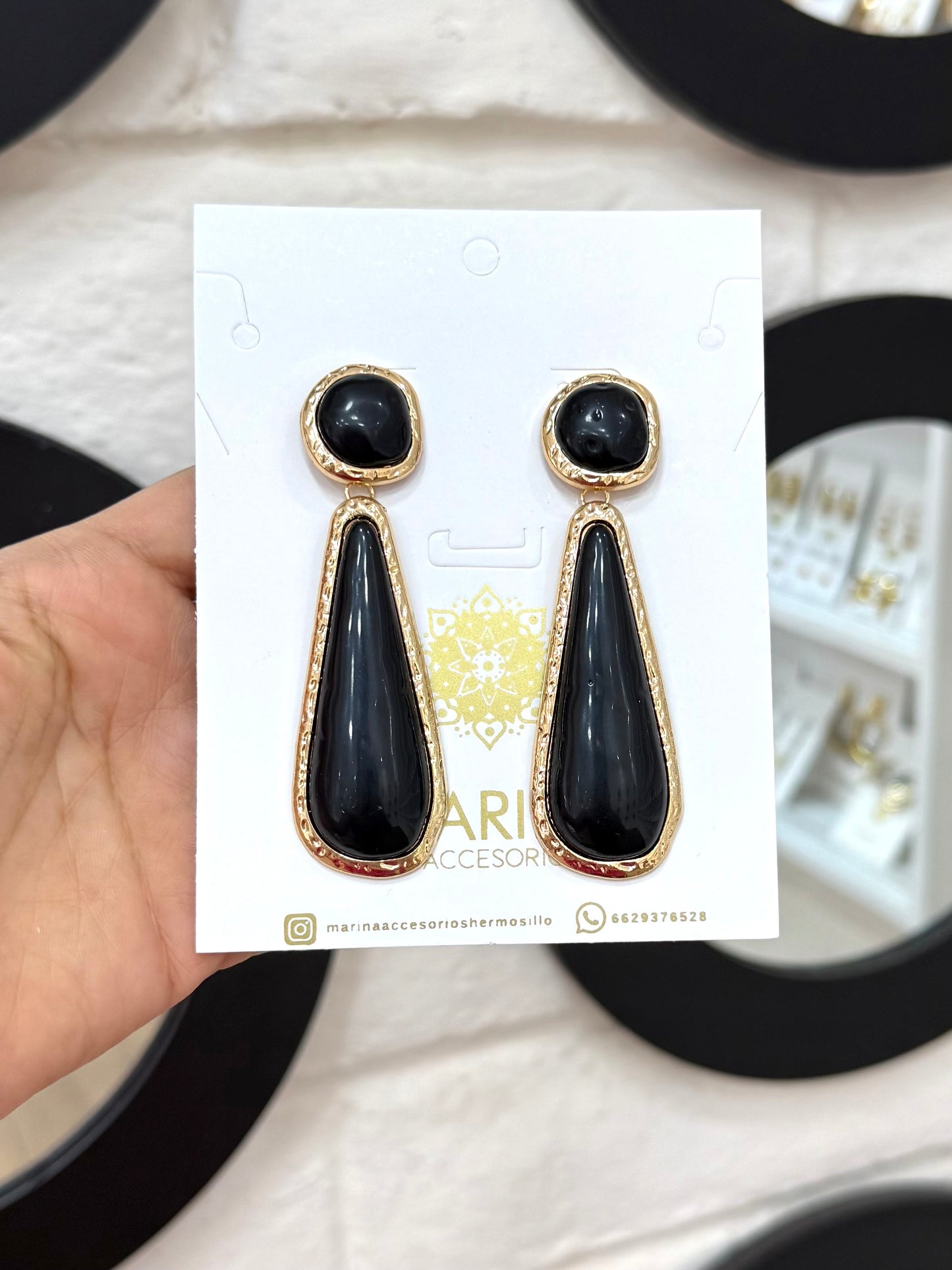 Aretes de pedrería negros