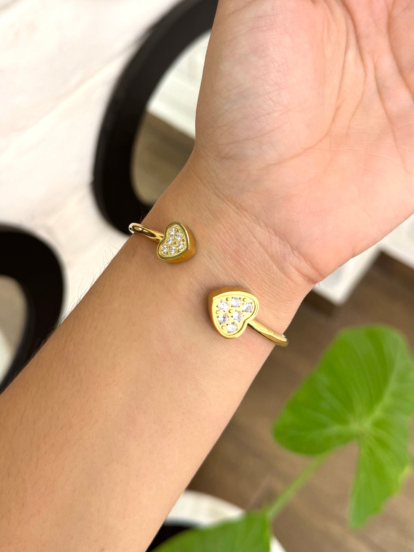 Brazalete dorado corazones