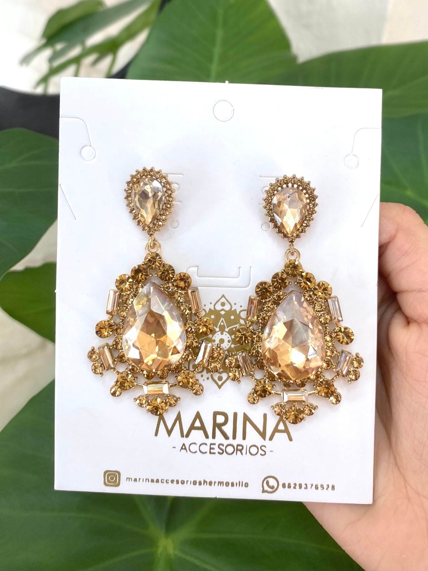 Aretes de pedrería dorados