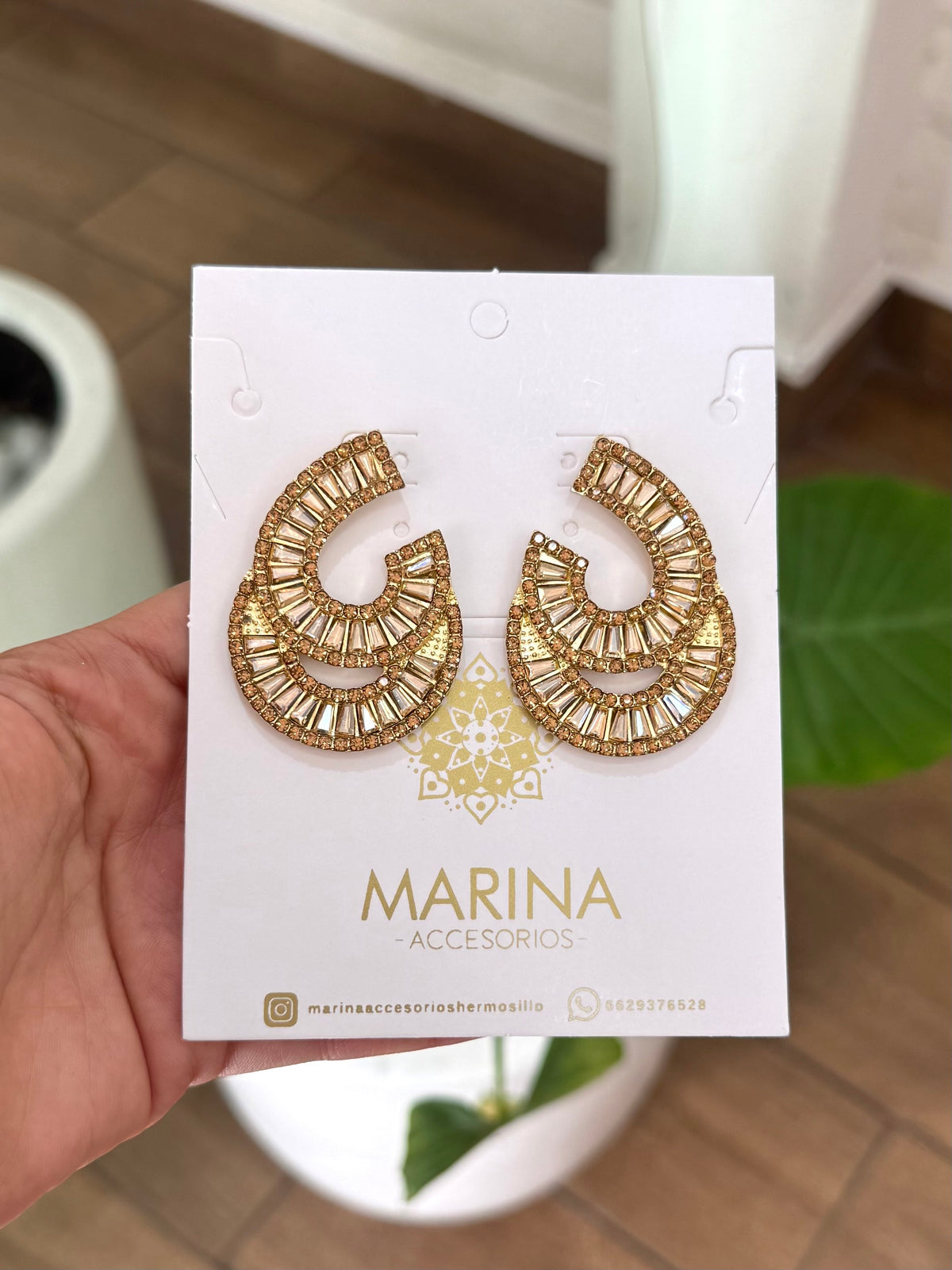 Aretes de pedrería dorados