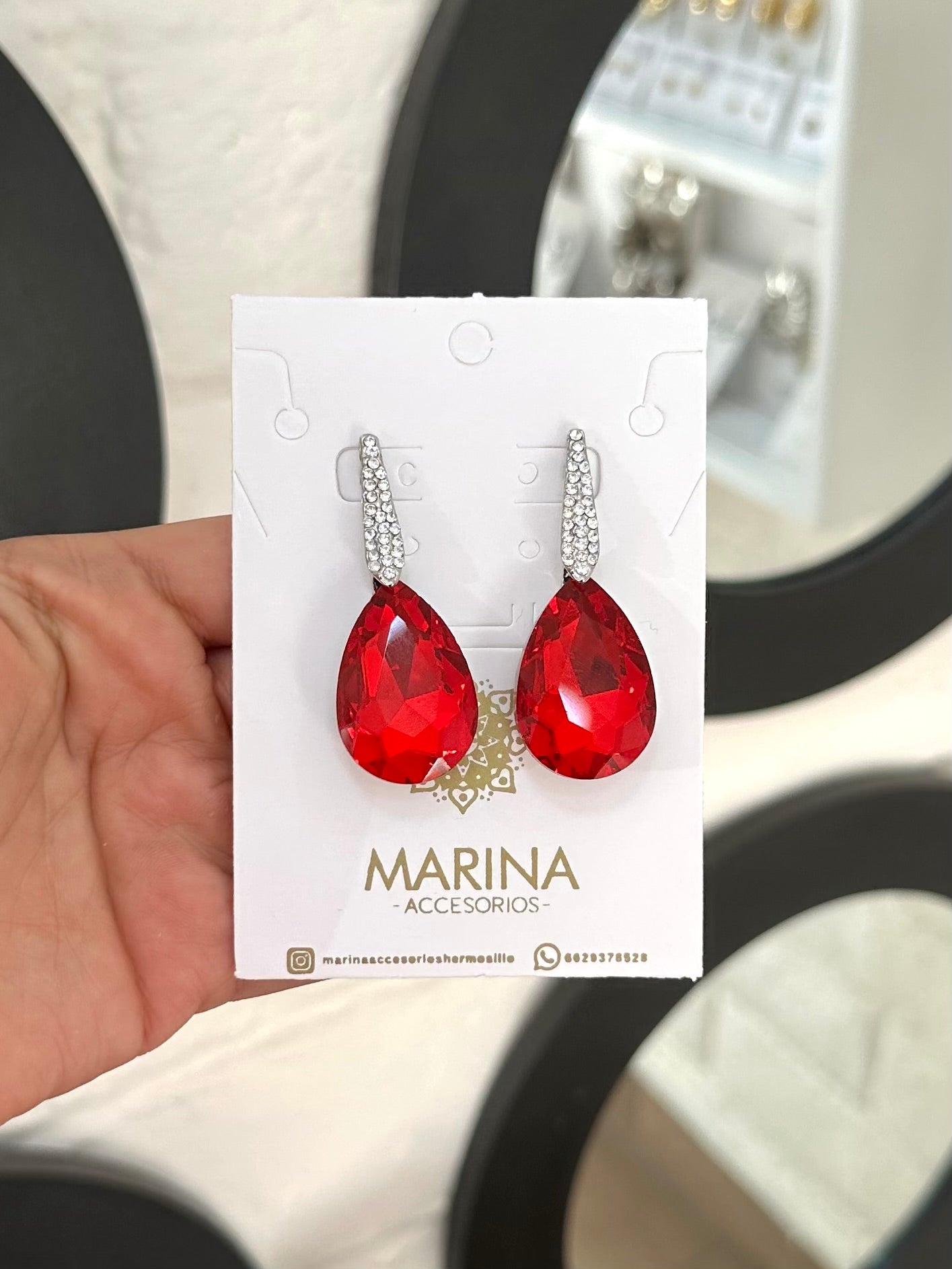 Aretes de pedrería rojo