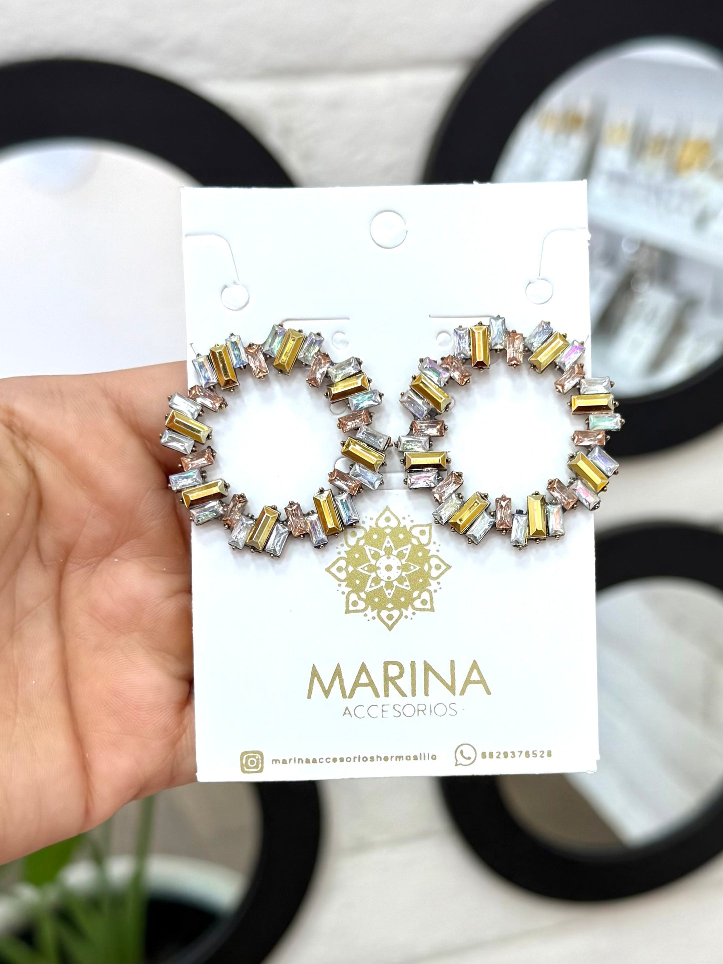 Aretes de pedrería multicolor