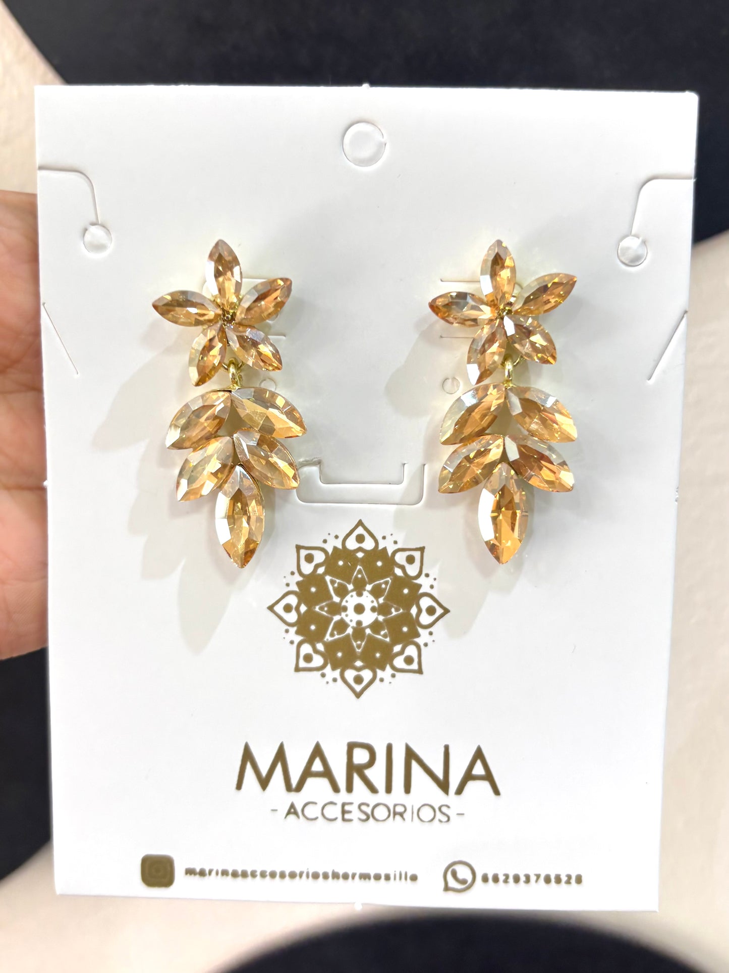 Aretes de pedrería dorados