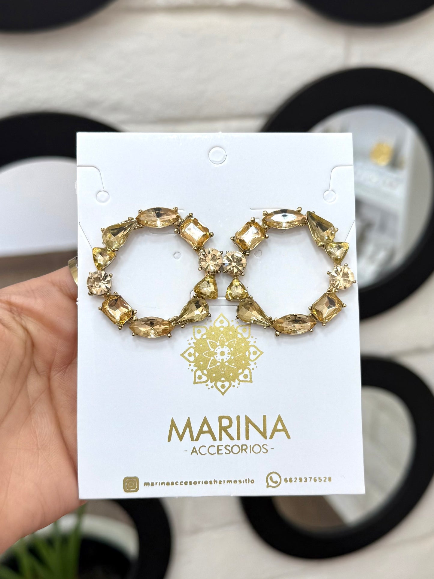 Aretes de pedrería dorados