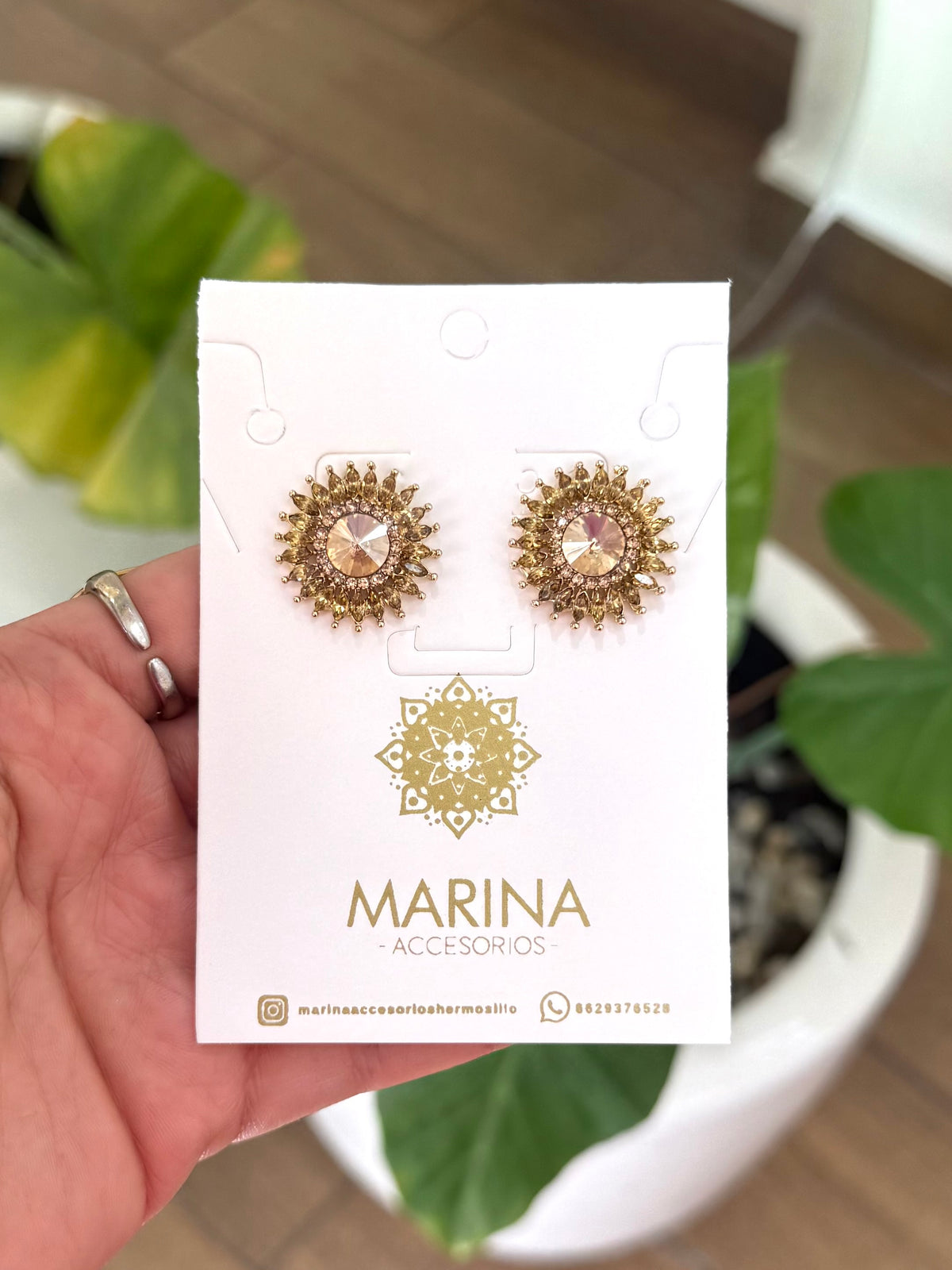 Aretes de pedrería dorados