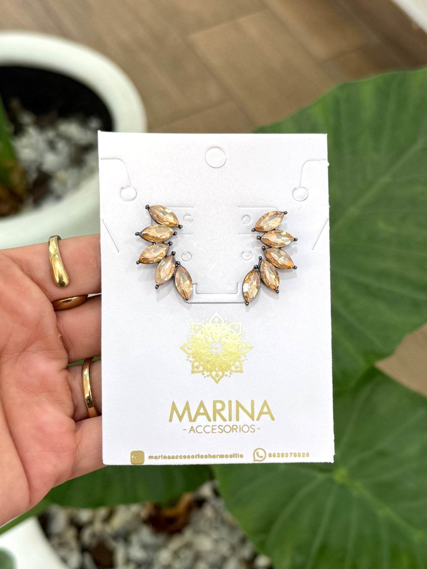 Aretes de pedrería dorados