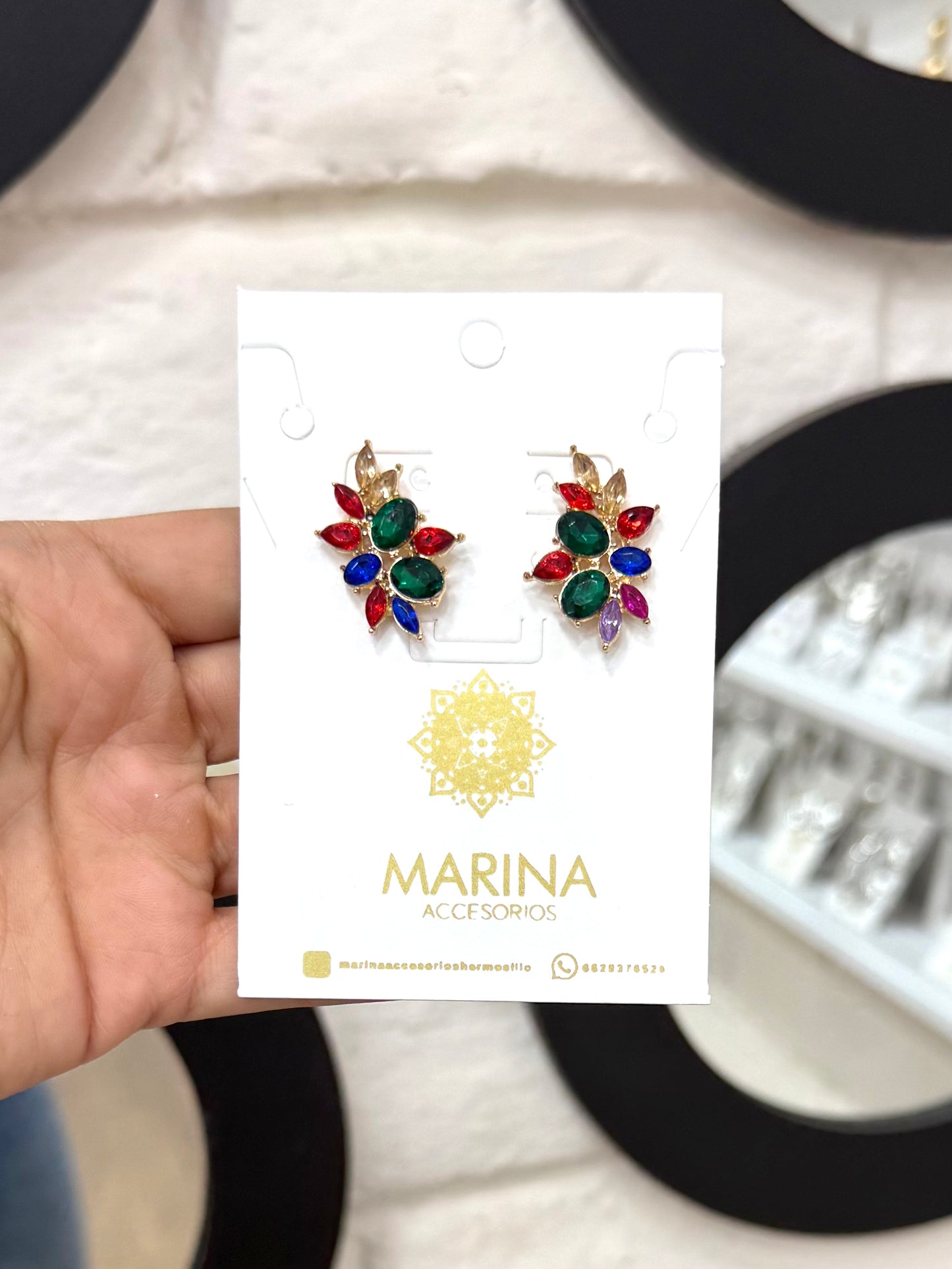 Aretes de pedrería multicolor