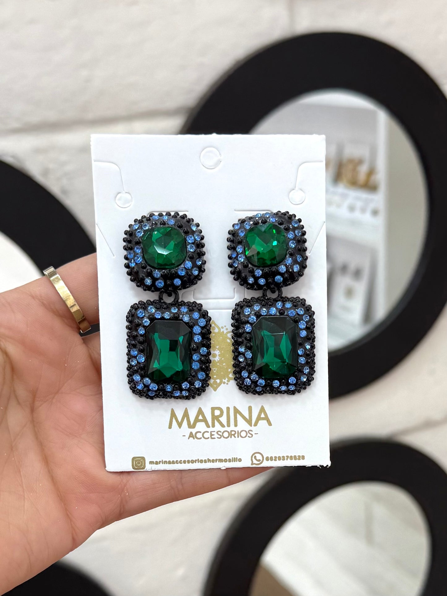 Aretes de pedrería multicolor
