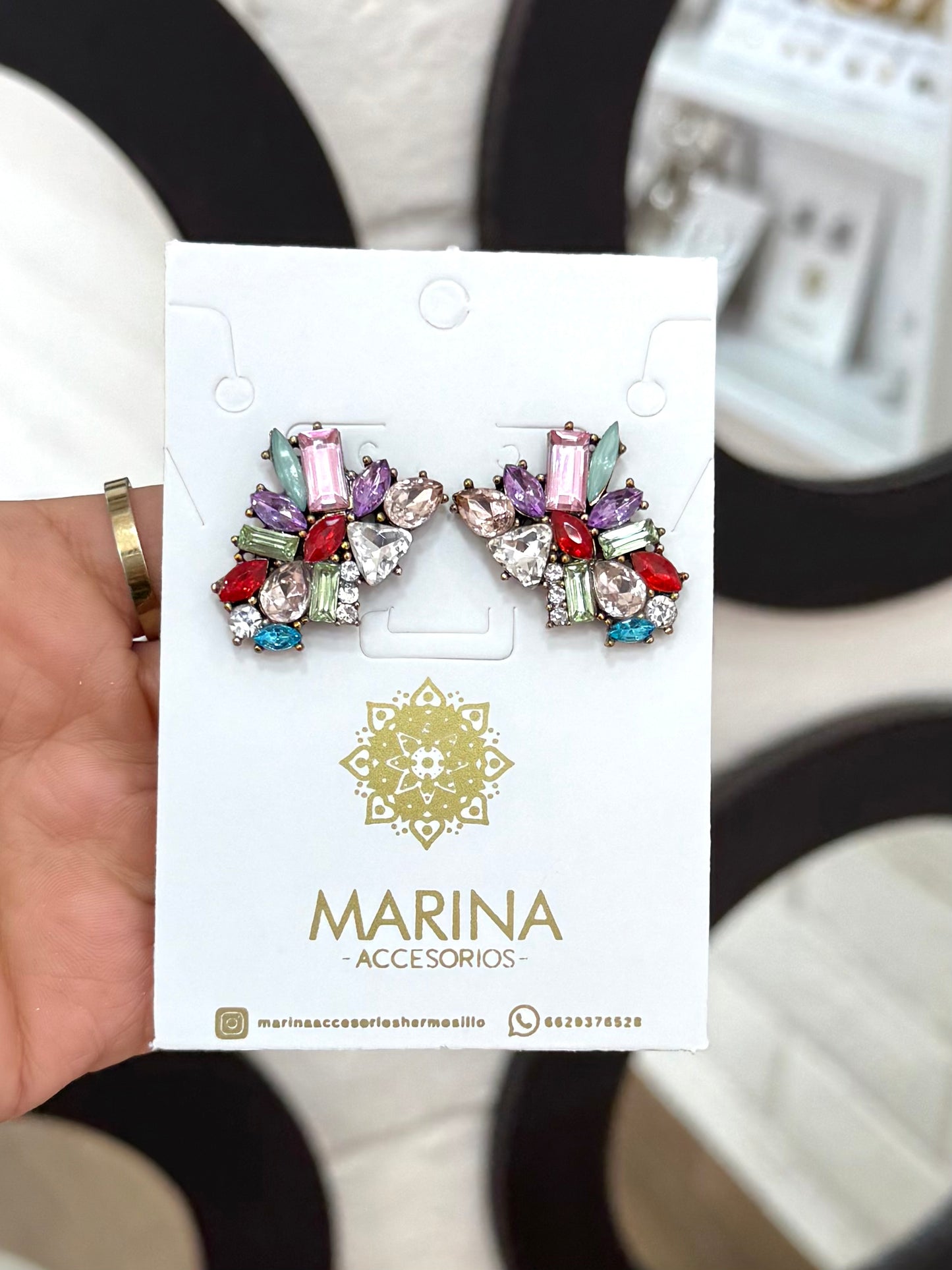 Aretes de pedrería multicolor
