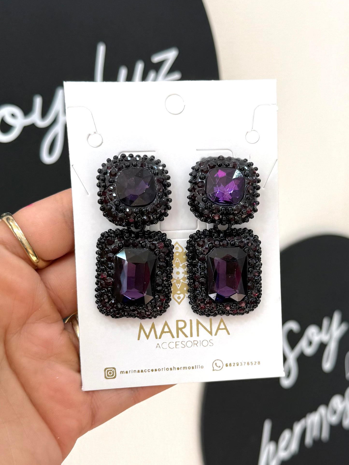 Aretes de pedrería morado