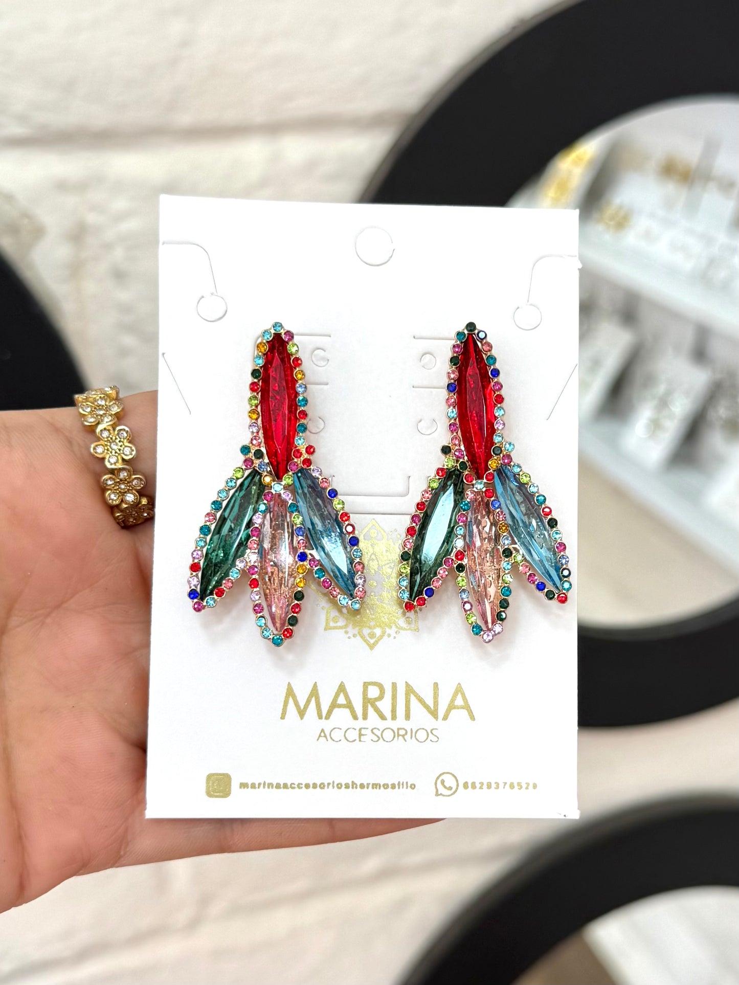 Aretes de pedrería multicolor