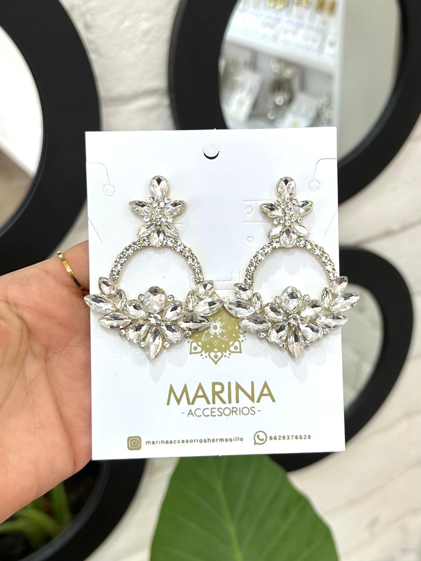 Aretes de pedrería dorados