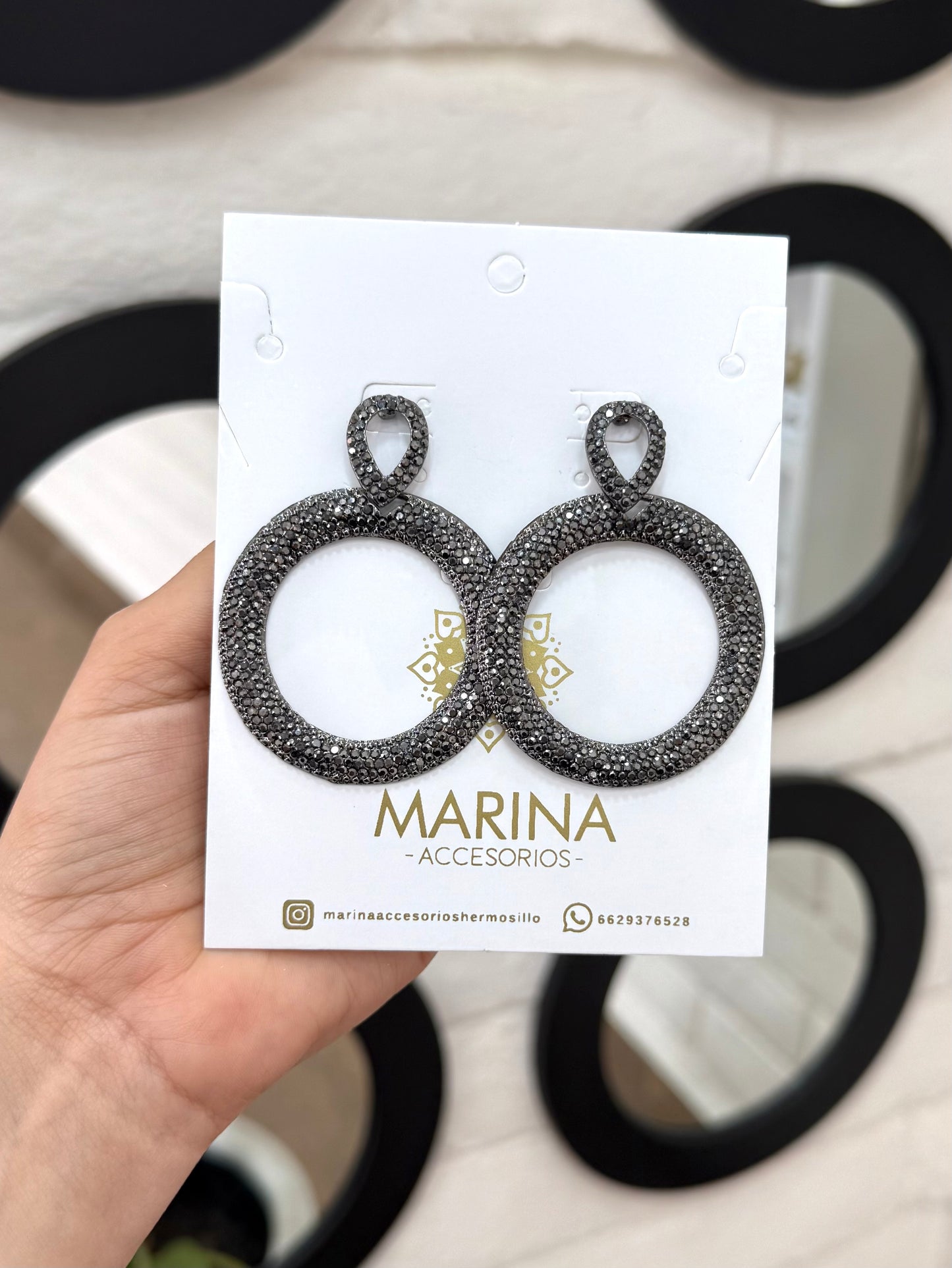 Aretes de pedrería negros