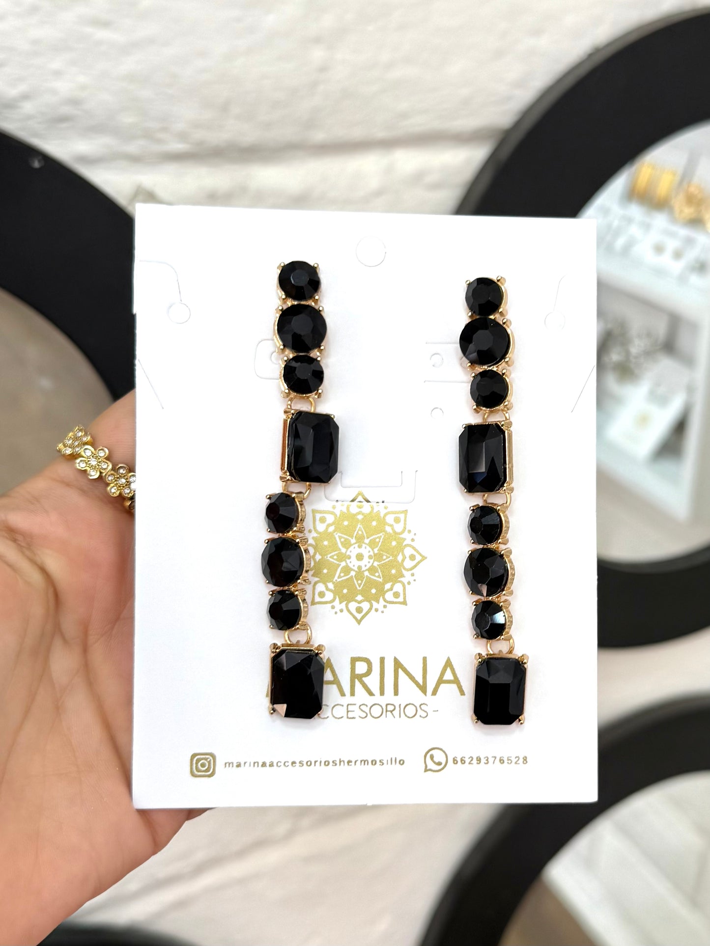 aretes de pedrería negros