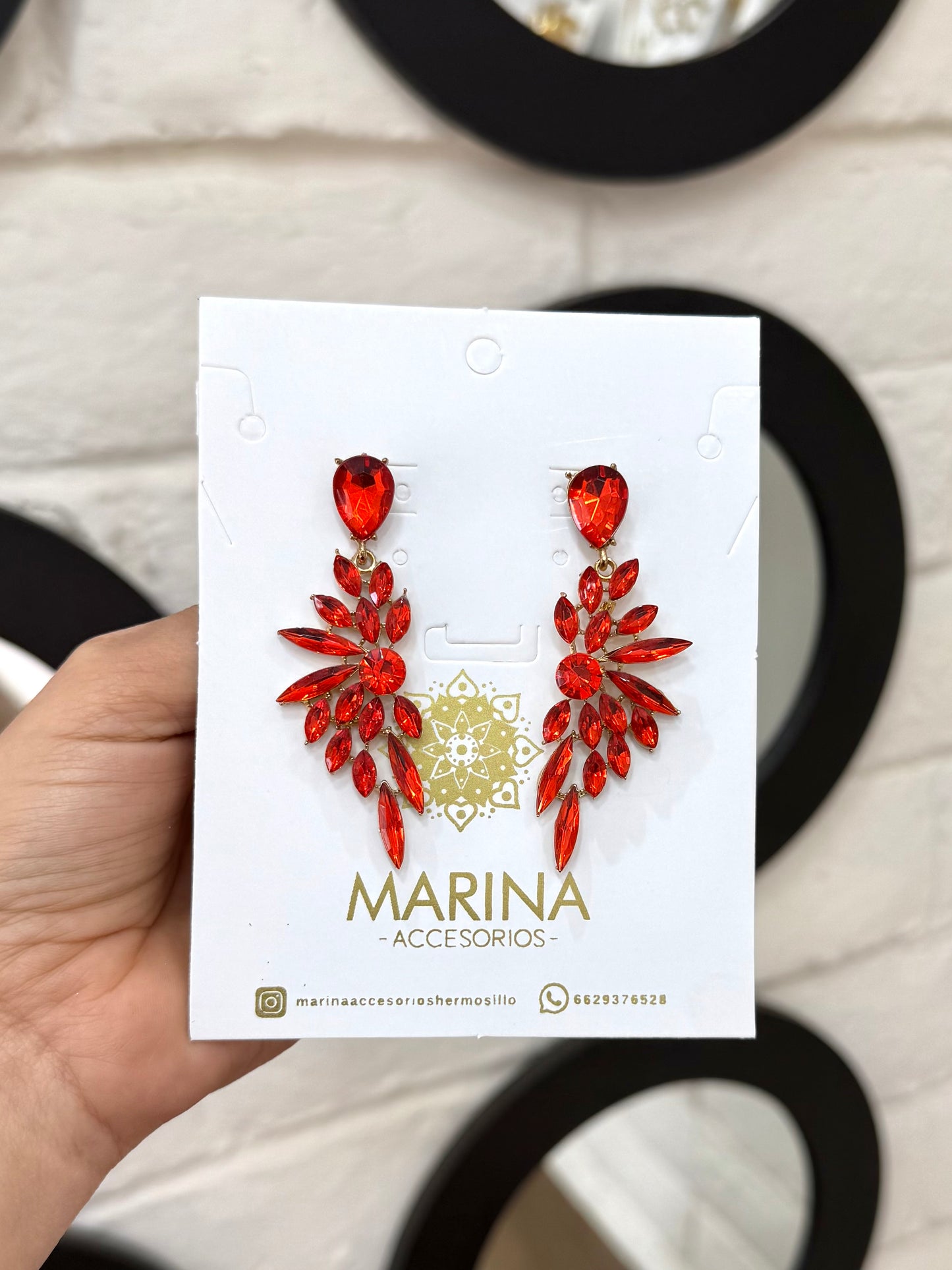 Aretes de pedrería rojo