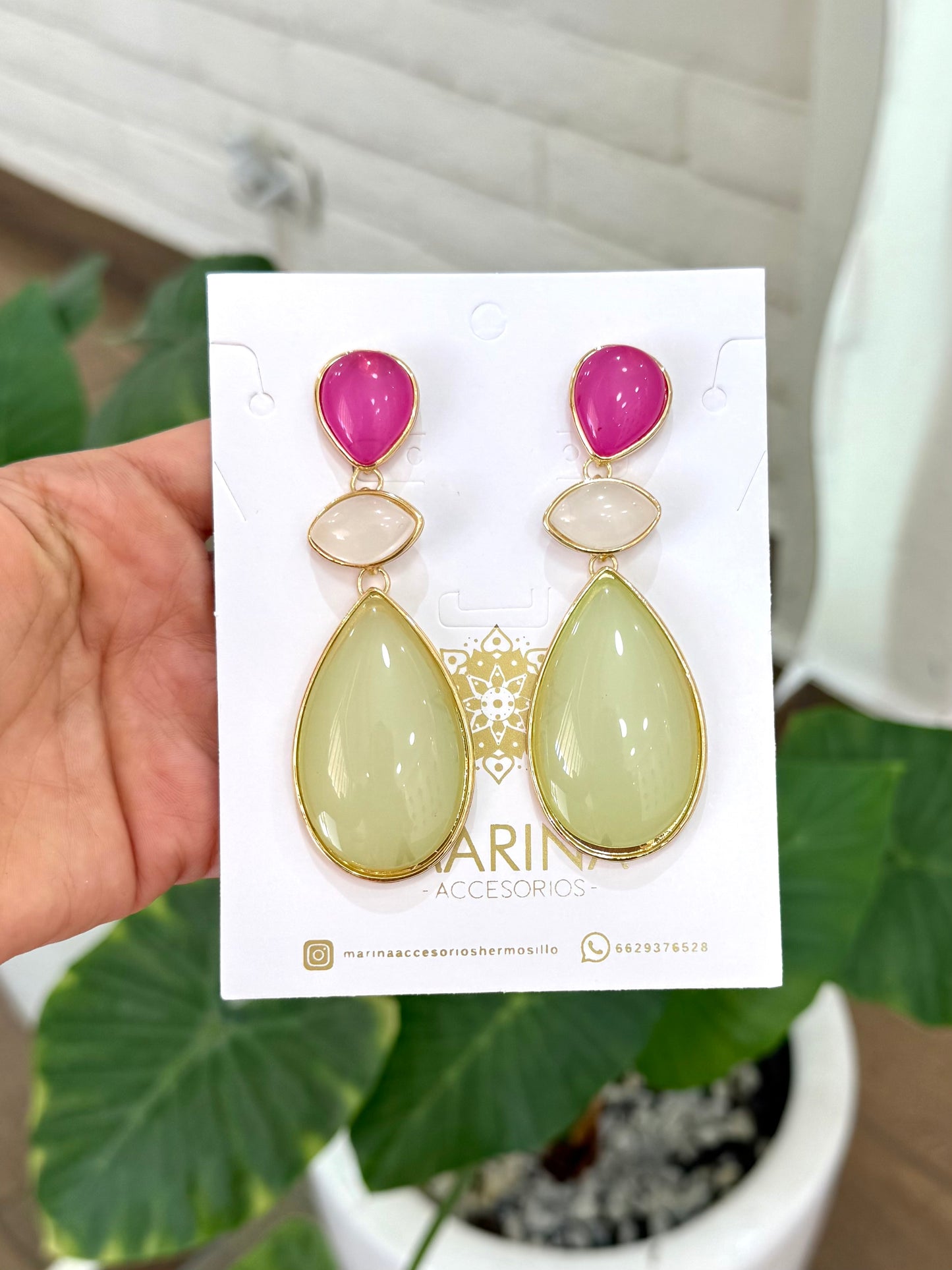 Aretes de pedrería multicolor