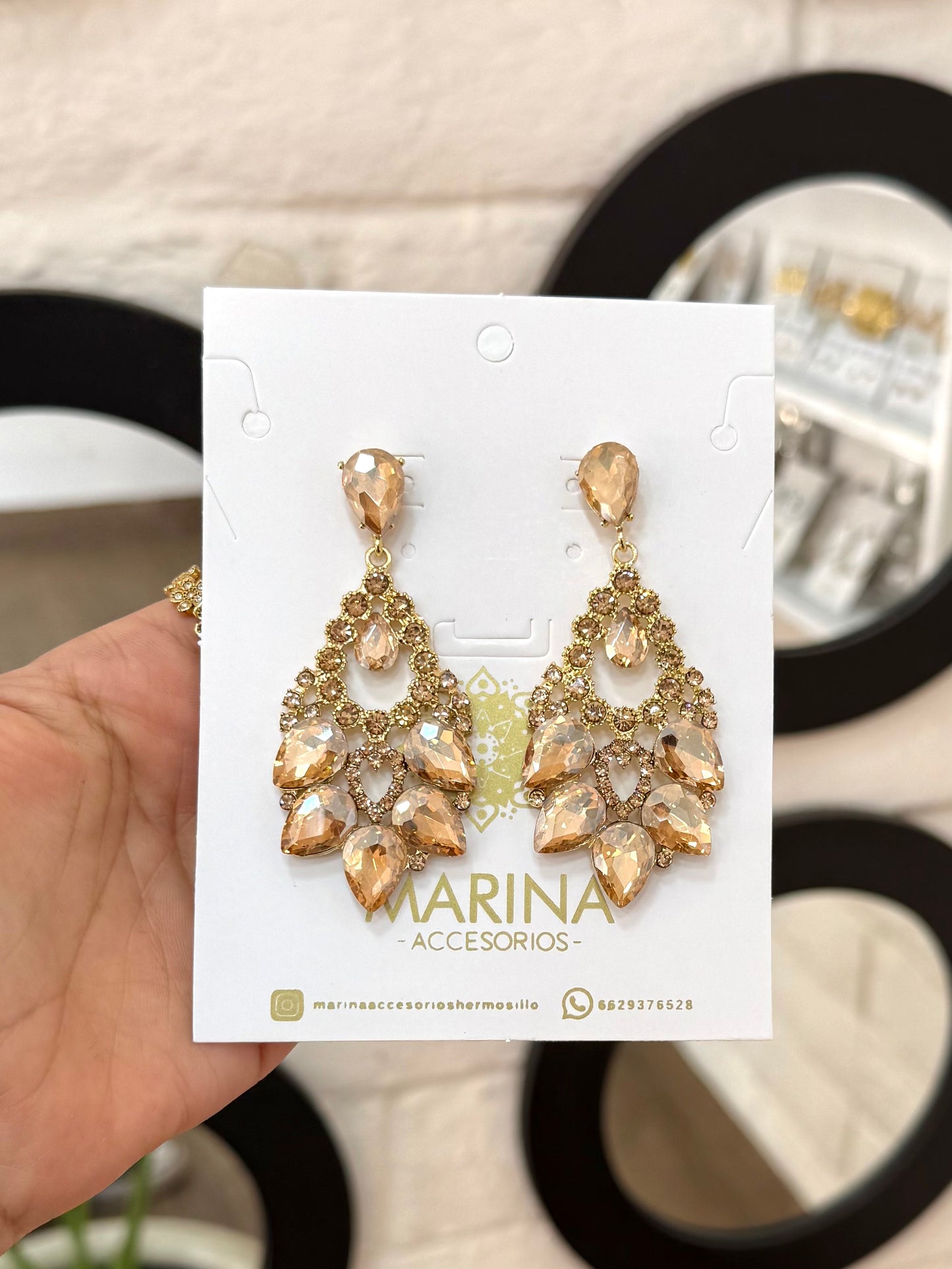 Aretes de pedrería dorados