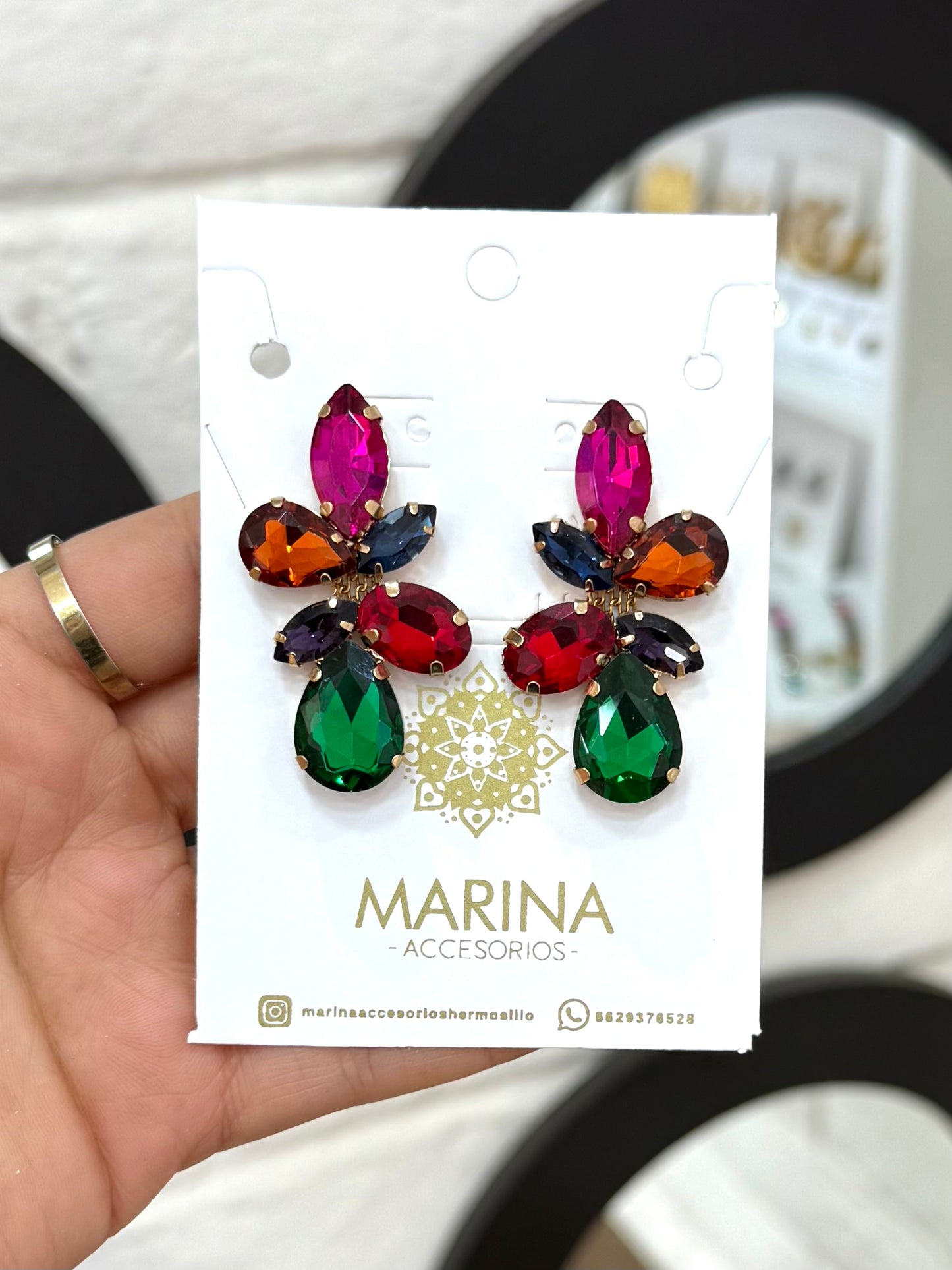 Aretes de pedrería multicolor