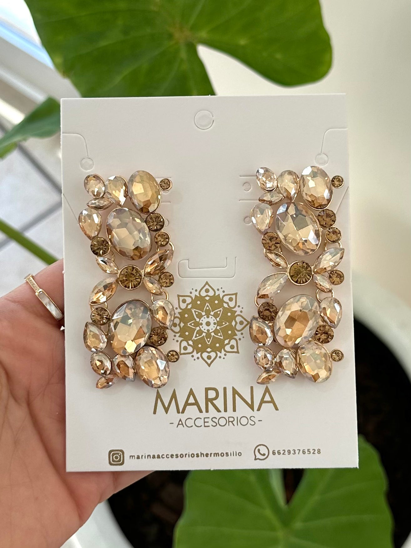 Aretes de pedrería dorados