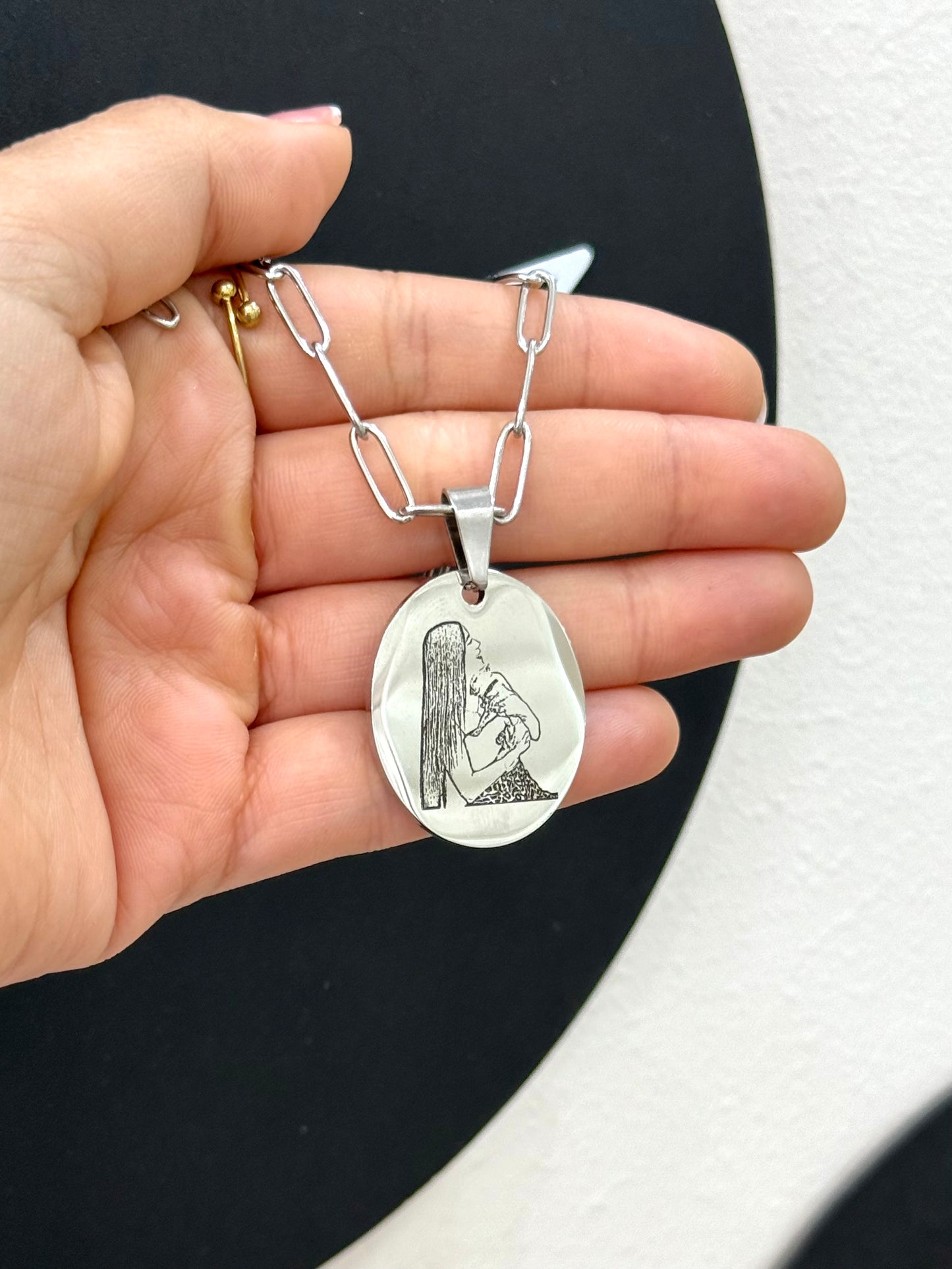 Dije ovalado personalizado con cadena