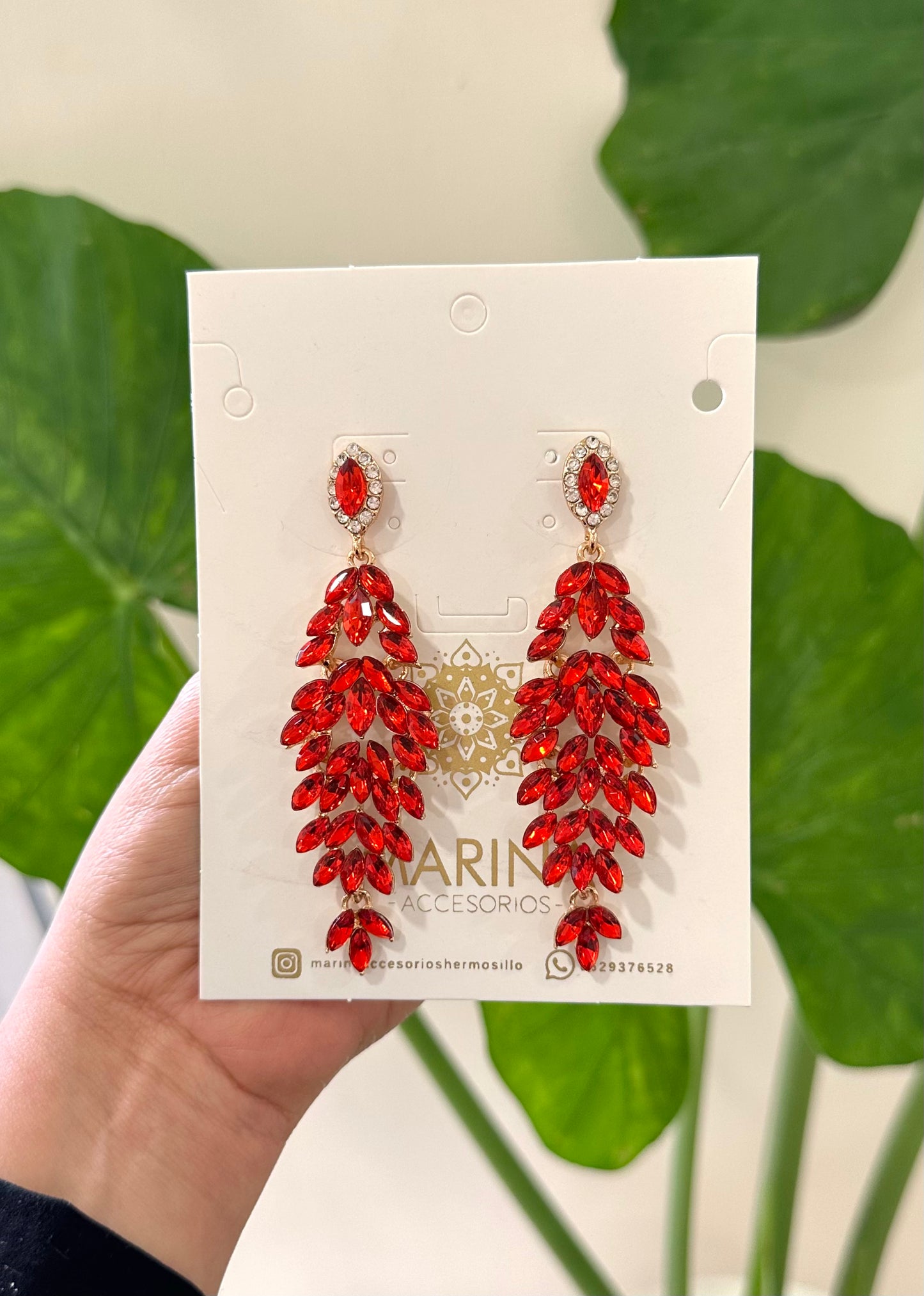 Aretes de pedrería rojo