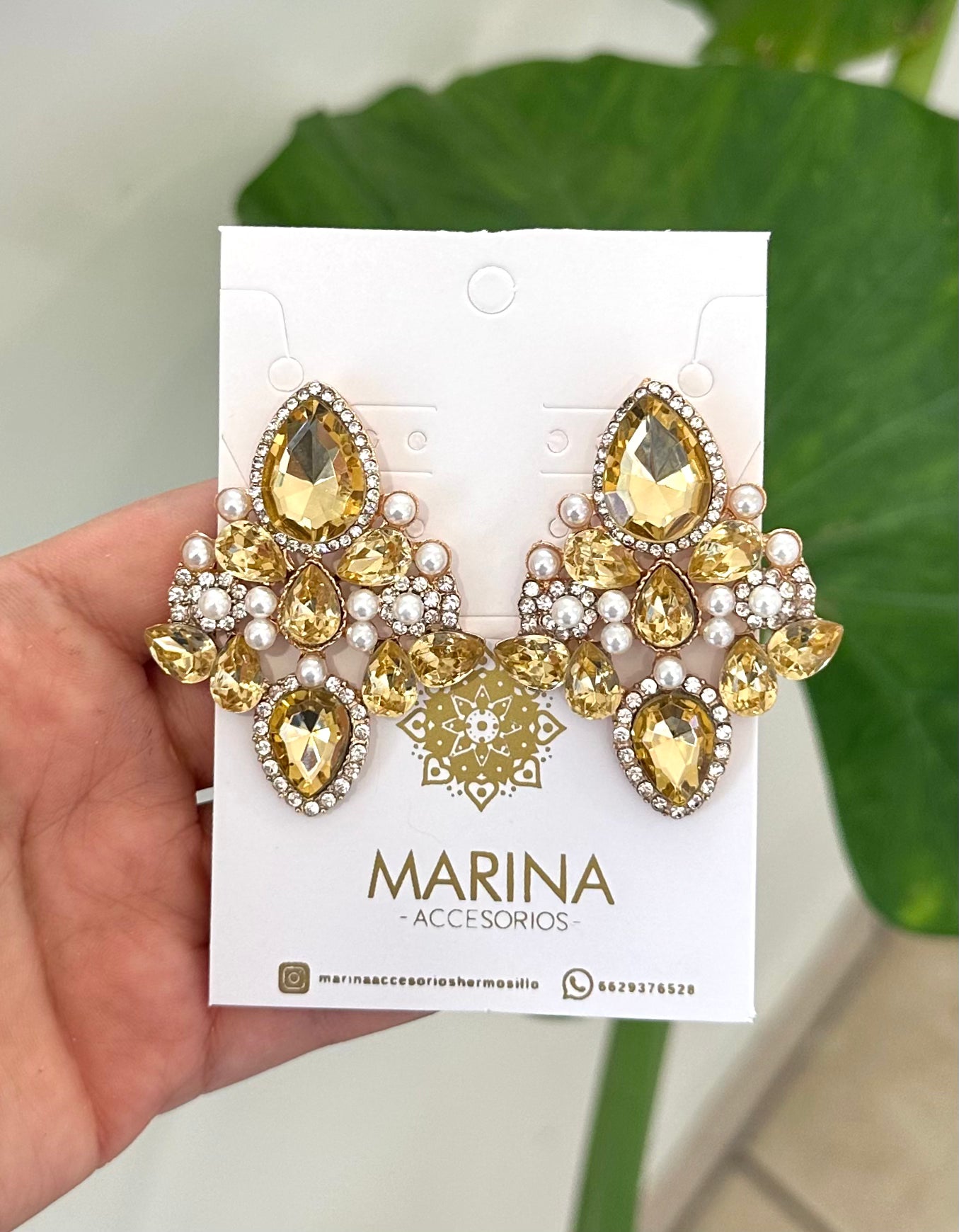Aretes de pedrería dorados