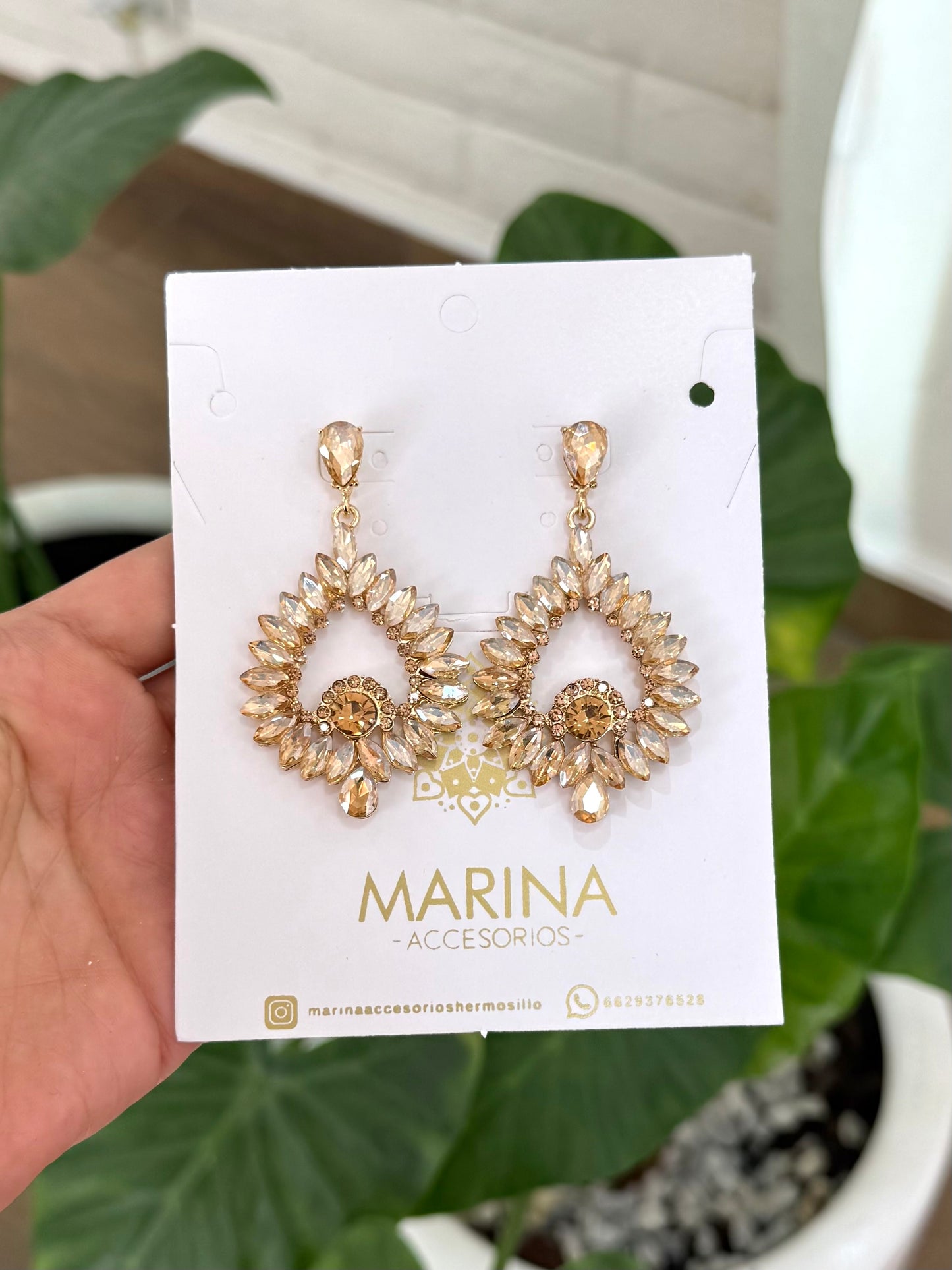 Aretes de pedrería dorados