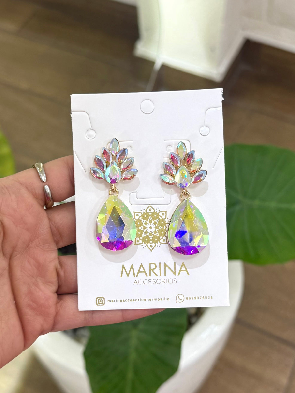 Aretes de pedrería tornasol