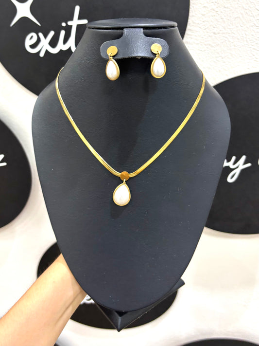 Collar dorado perla