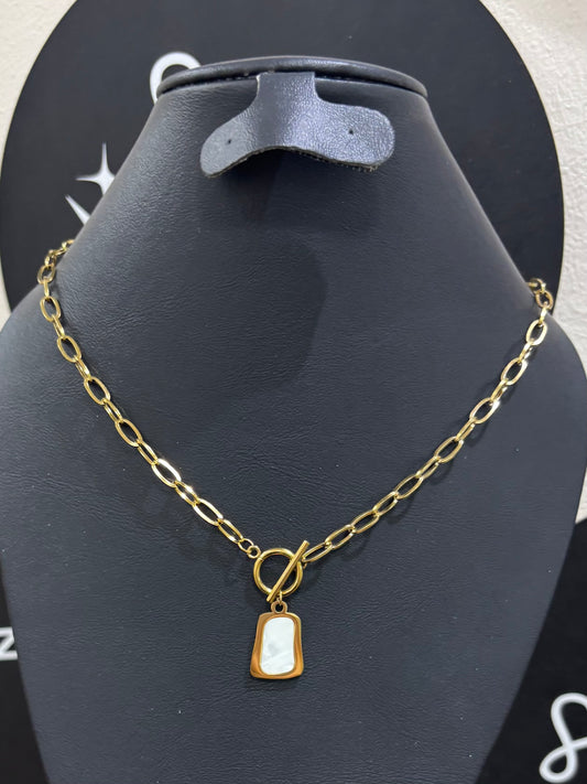 Collar con dije blanco