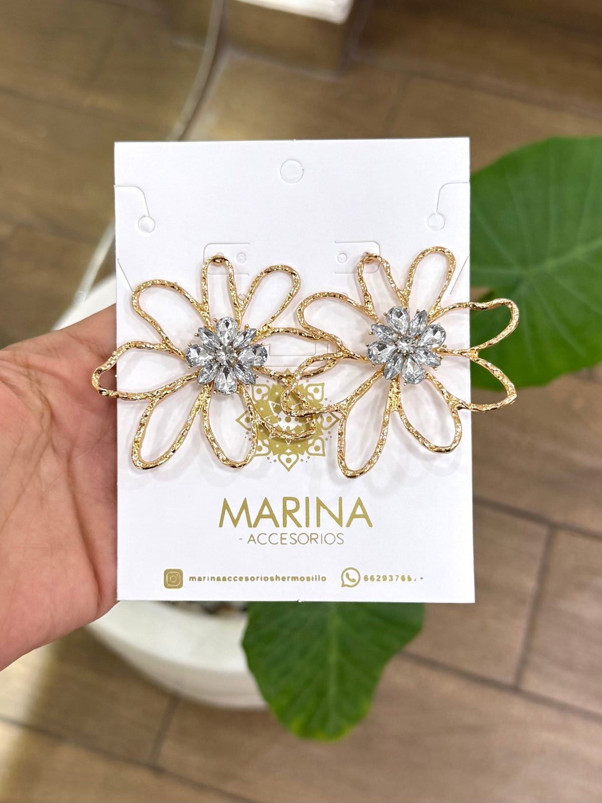 Aretes de pedrería dorados
