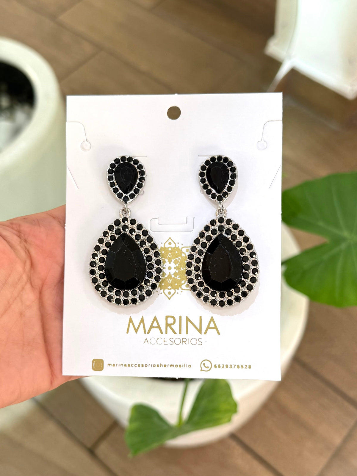 Aretes de pedrería negros