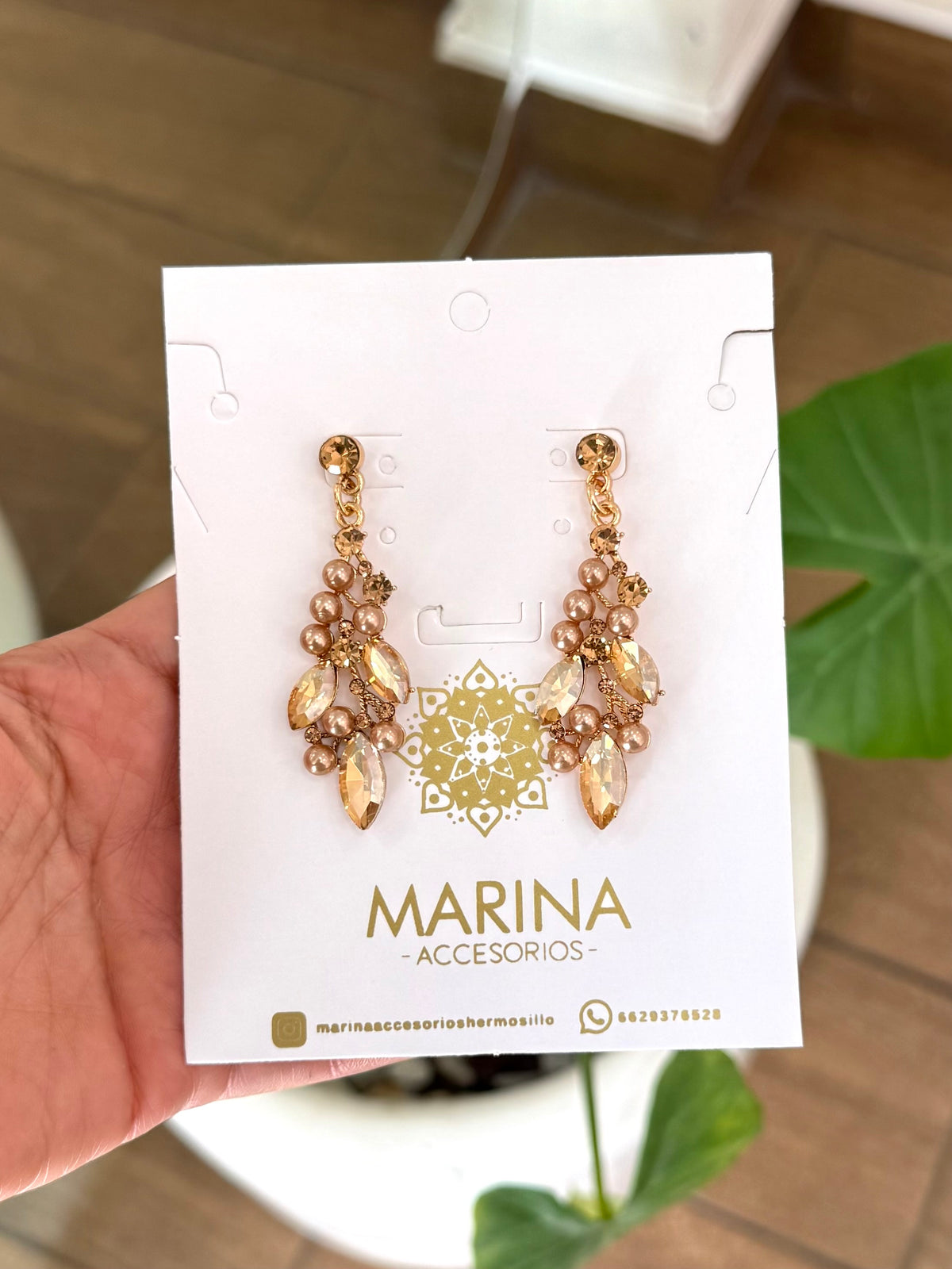 Aretes de pedrería dorados