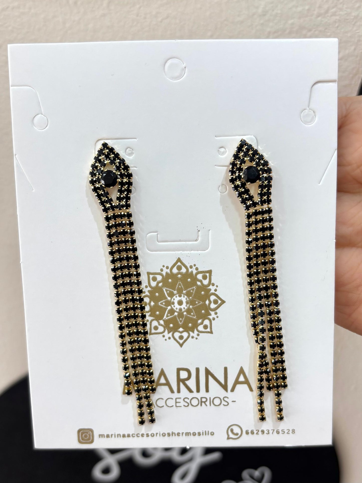 Arete de pedrería negro