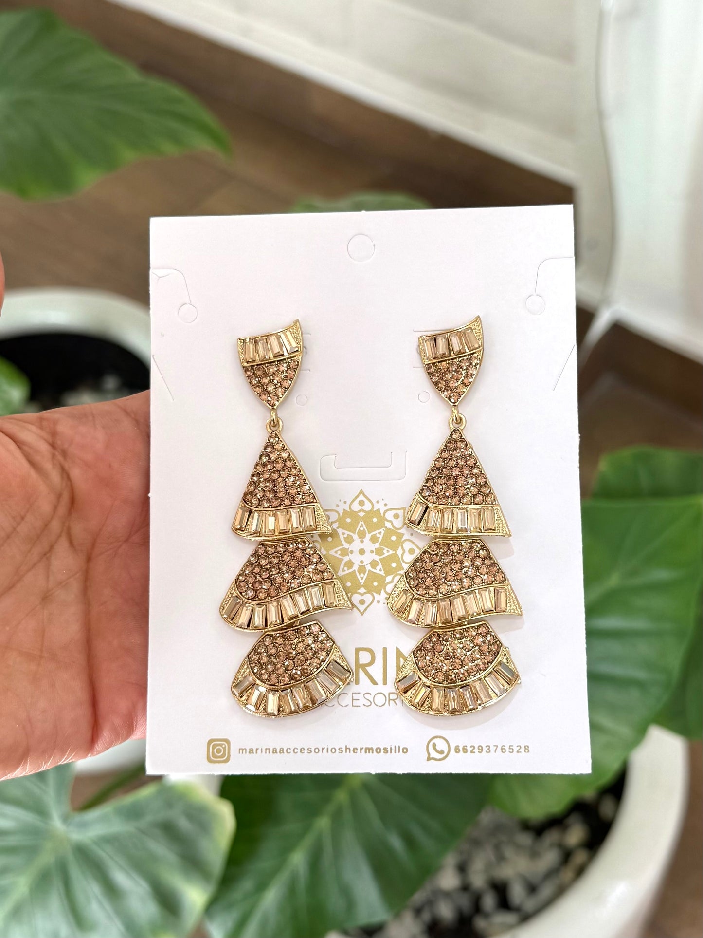 Aretes de pedrería dorados