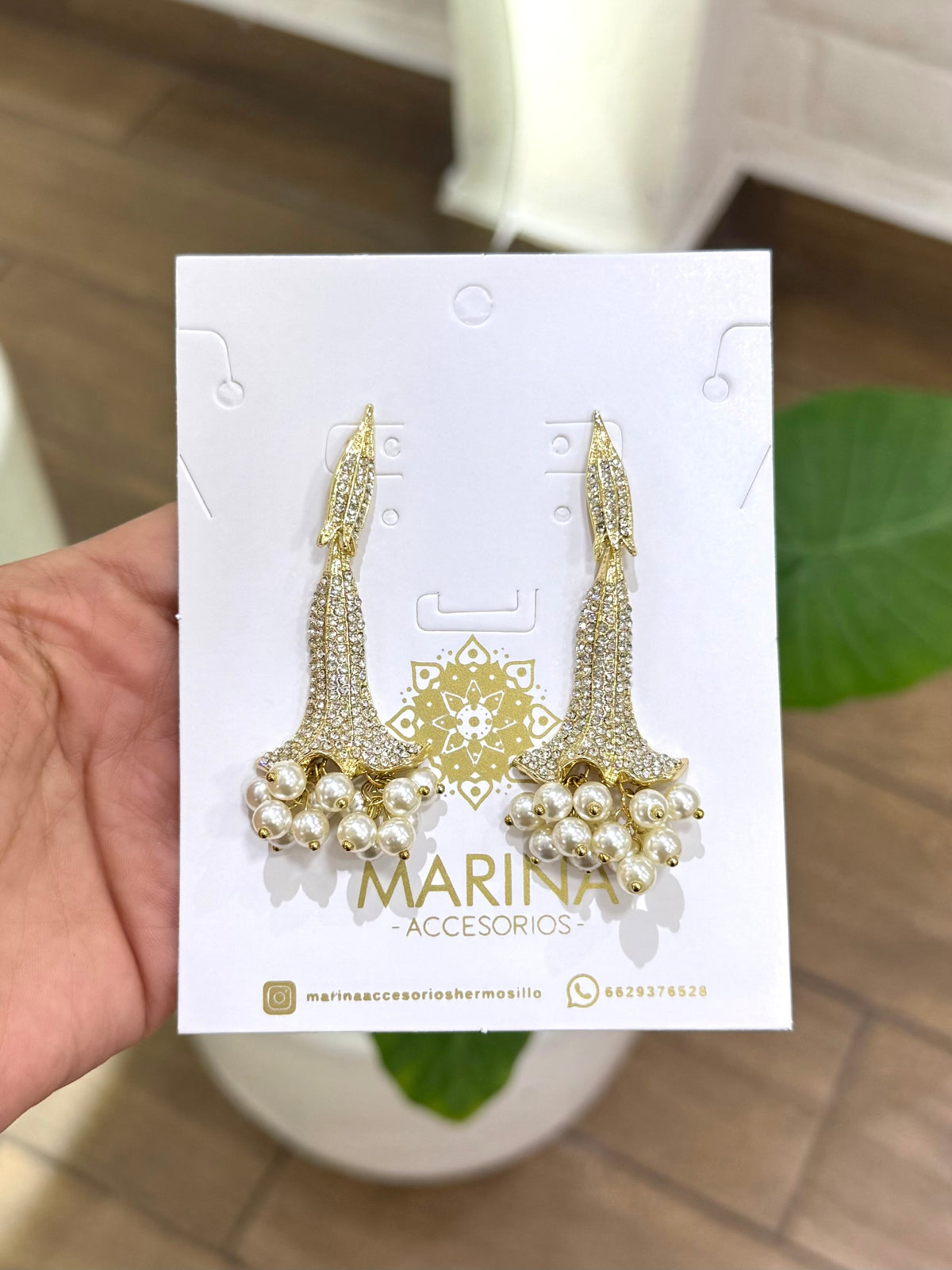 Aretes de pedrería dorados