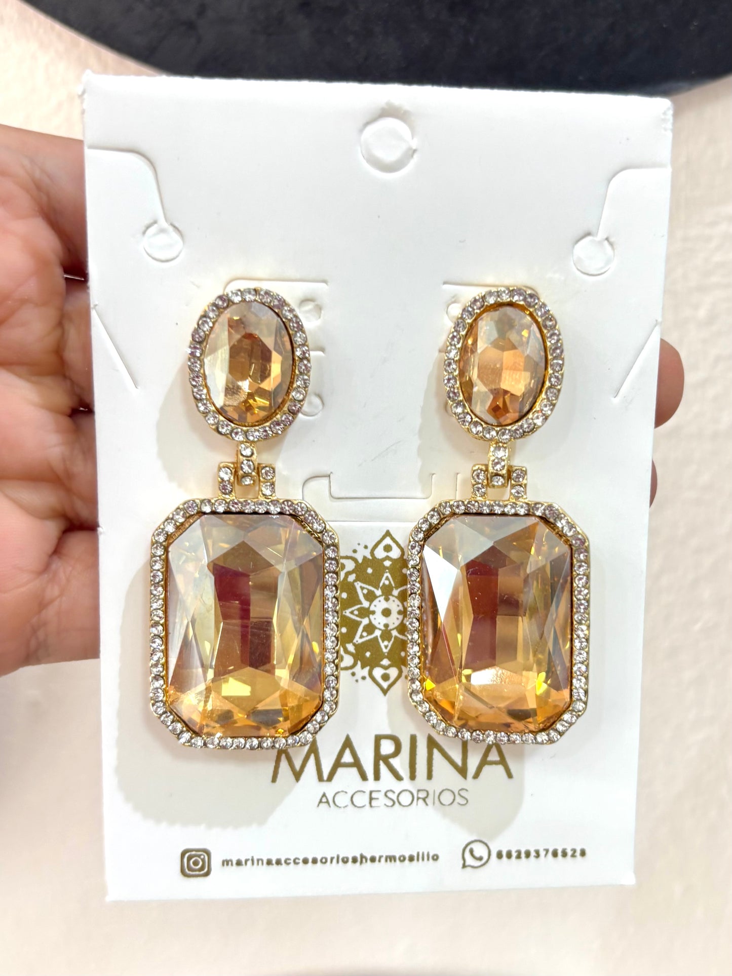 Aretes de pedrería dorados