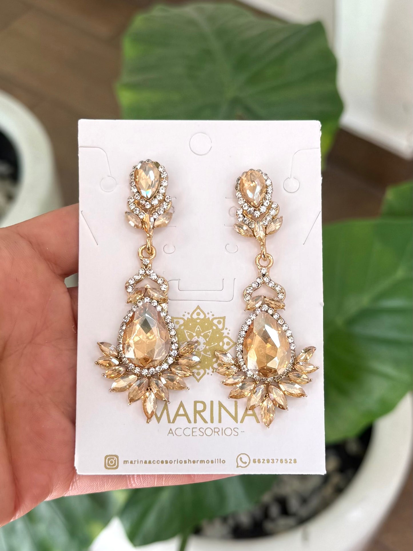 Aretes de pedrería dorados