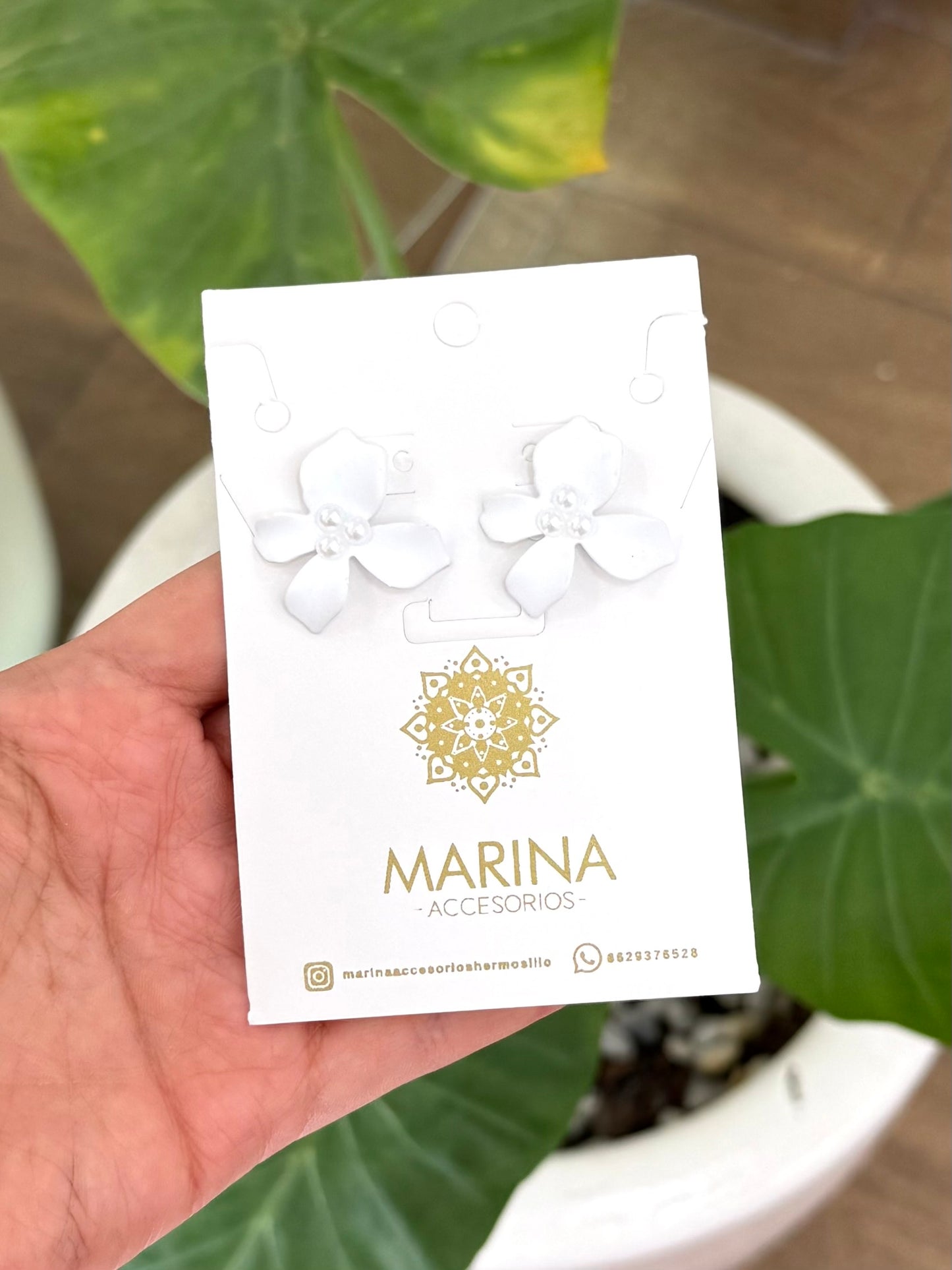 Arete casual flor blanca