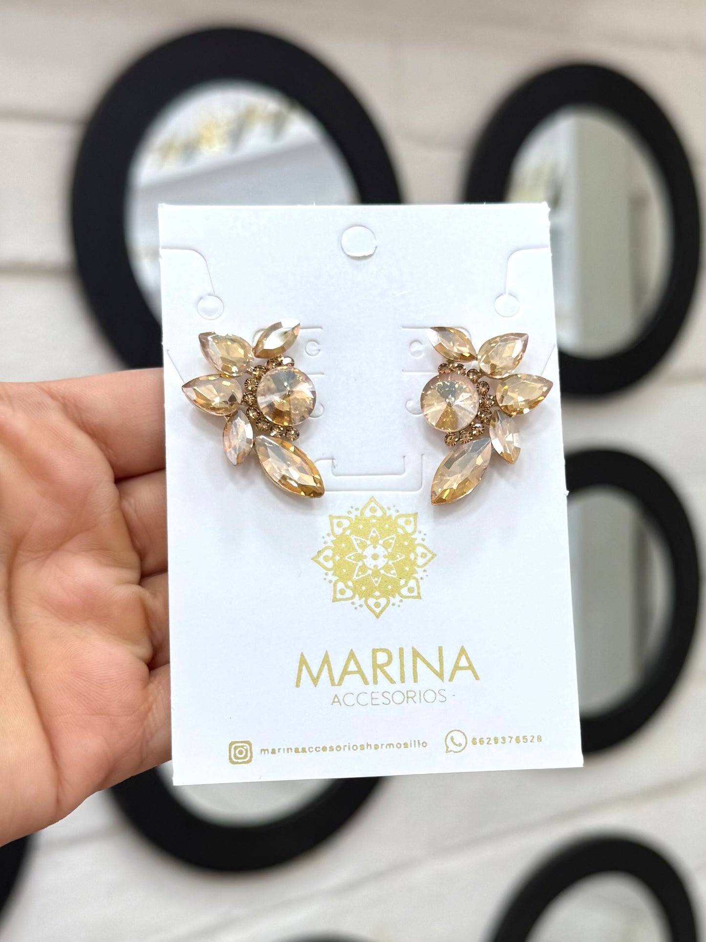 Aretes de pedrería dorados