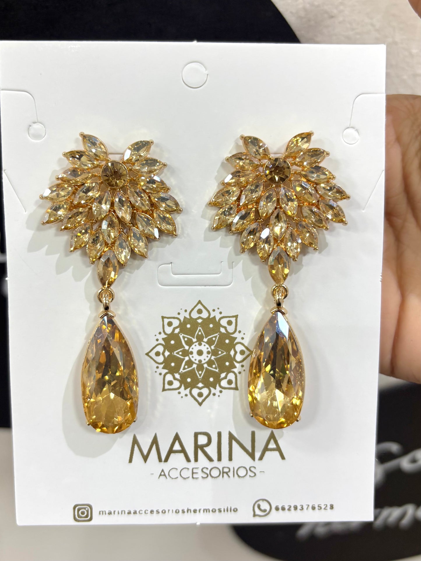 Aretes de pedrería dorados