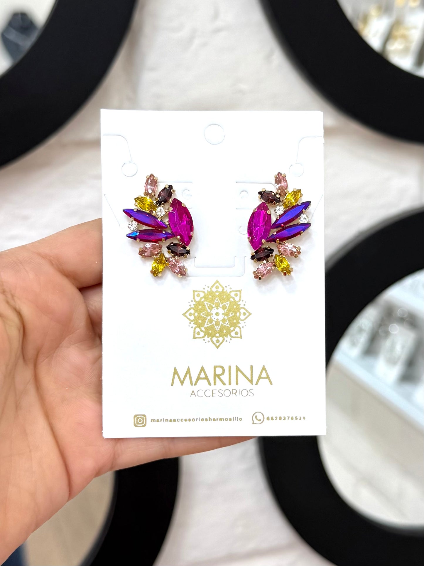 Aretes de pedrería multicolor
