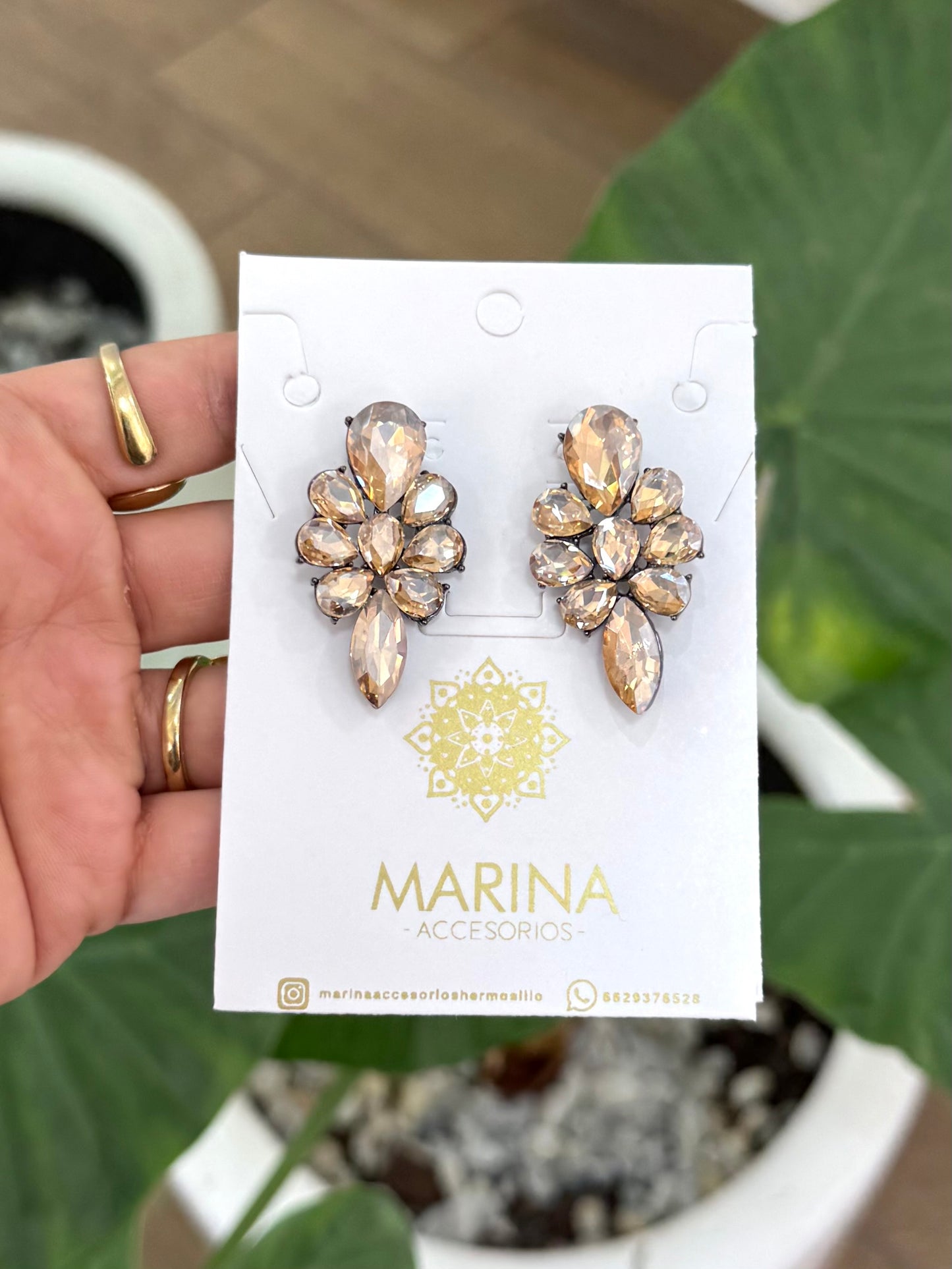 Aretes de pedrería dorados